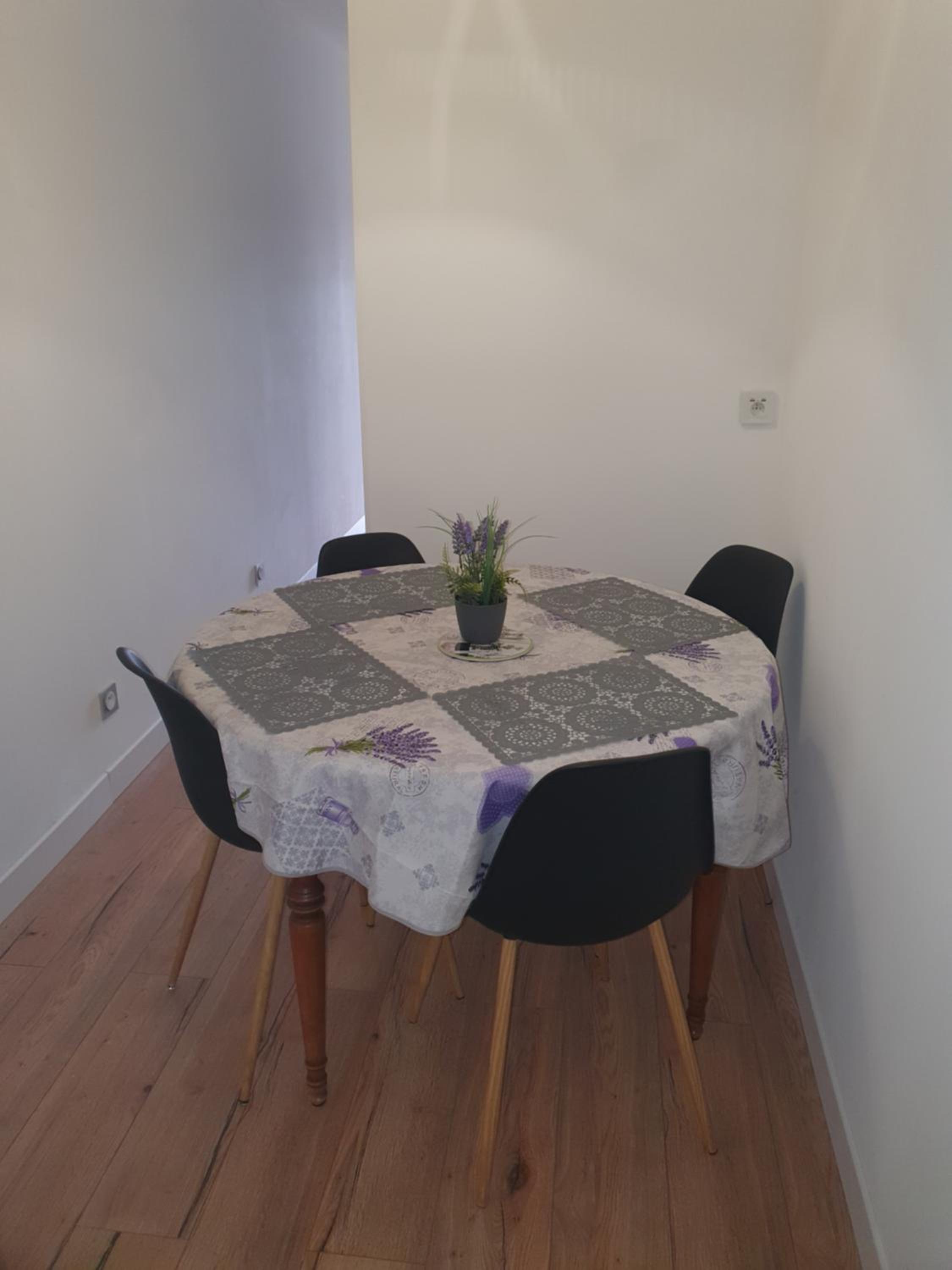One-Bedroom Apartment - Photo 11