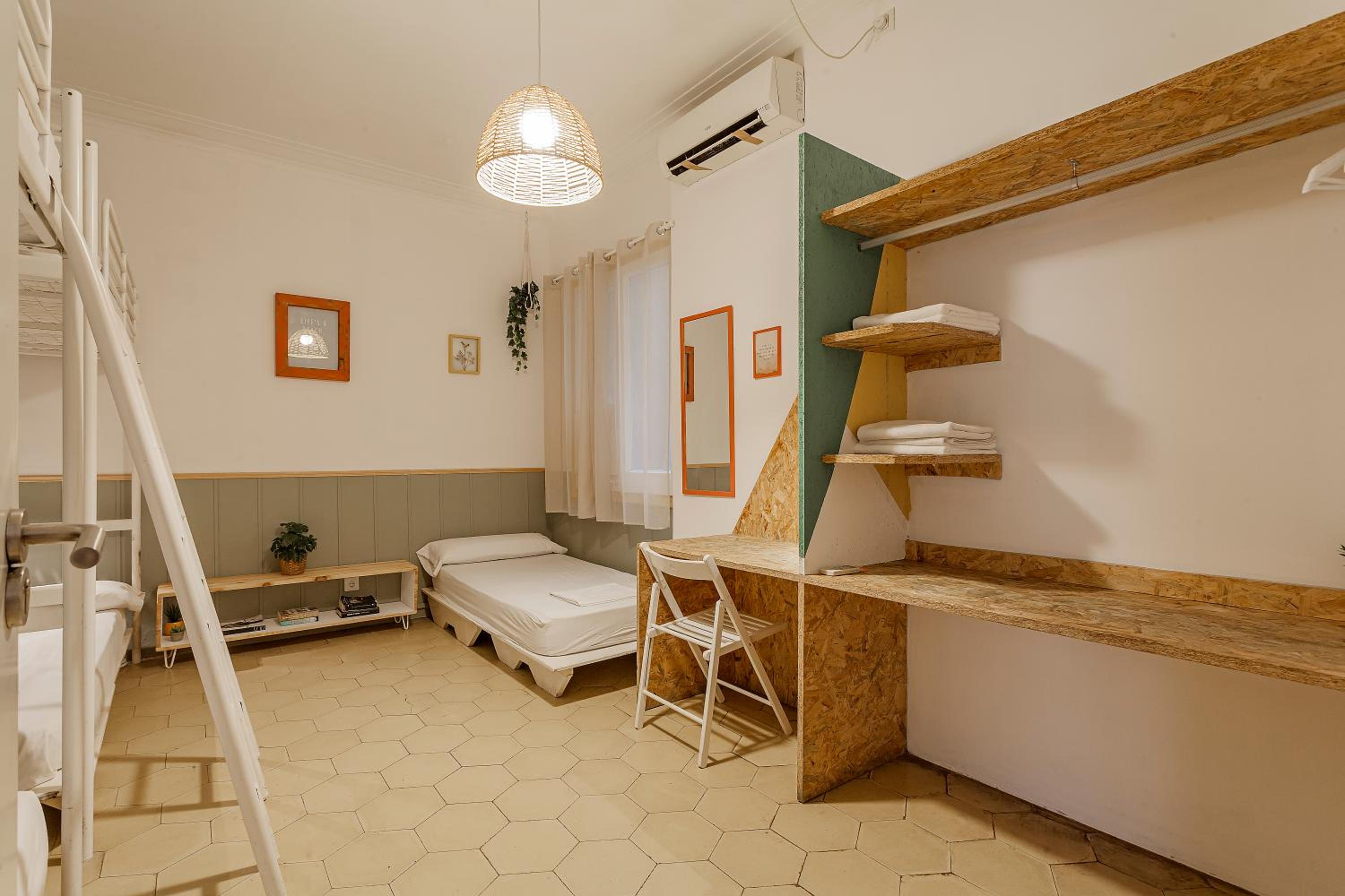 Quintuple Room with Shared Bathroom photo 2
