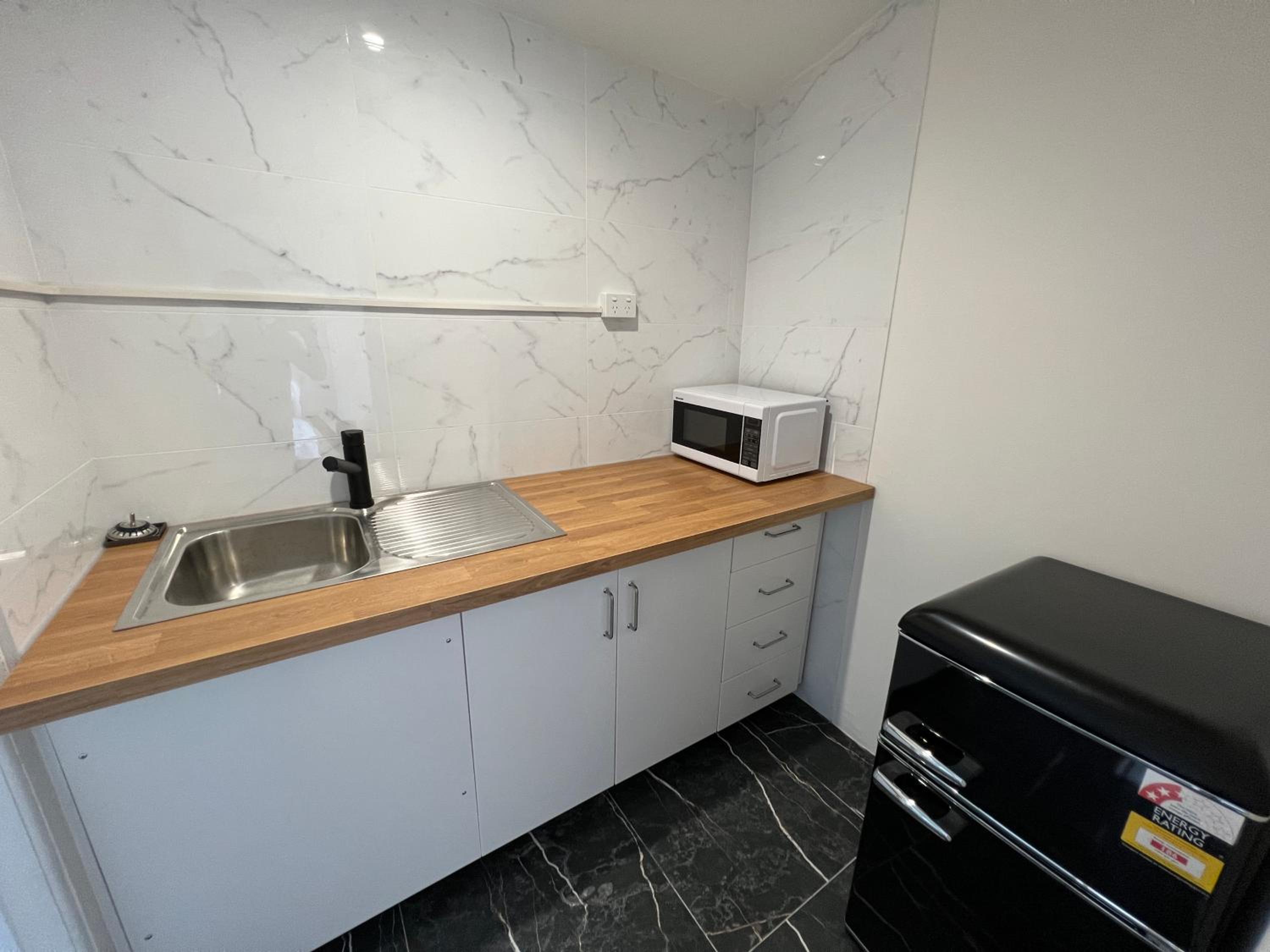 Deluxe Family Suite - Photo 9
