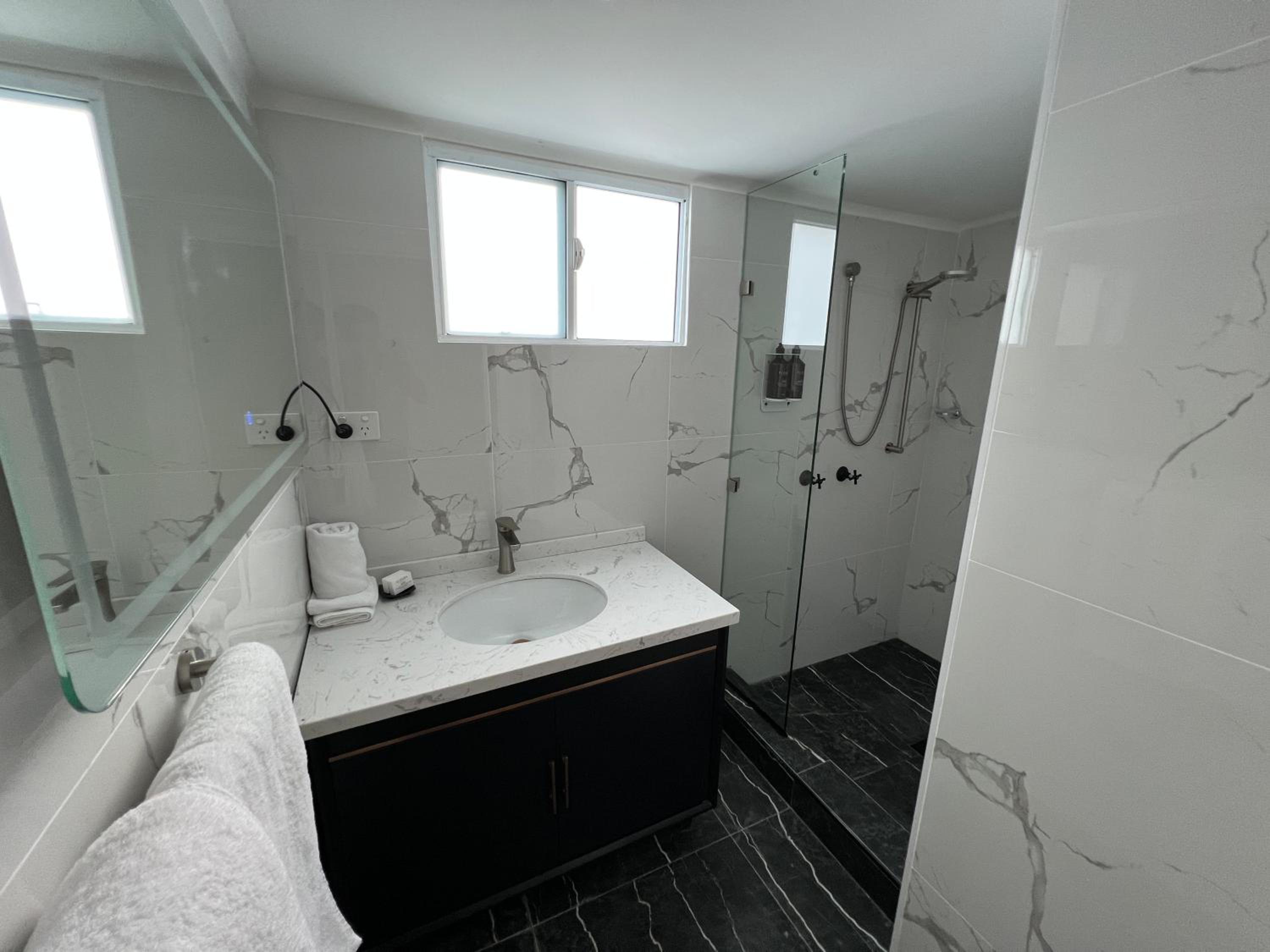 Deluxe Family Suite - Photo 6