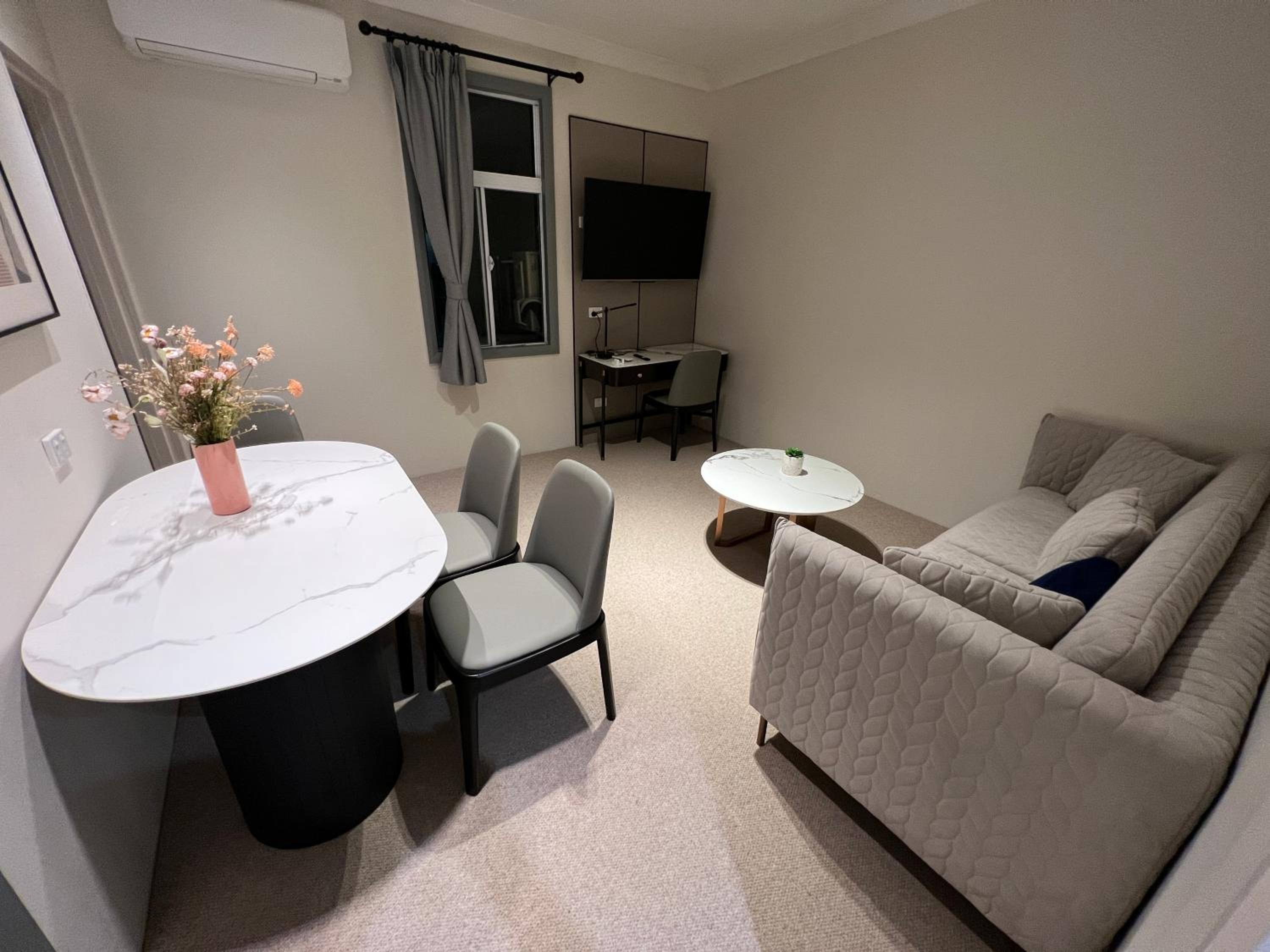 Deluxe Family Suite - Photo 8