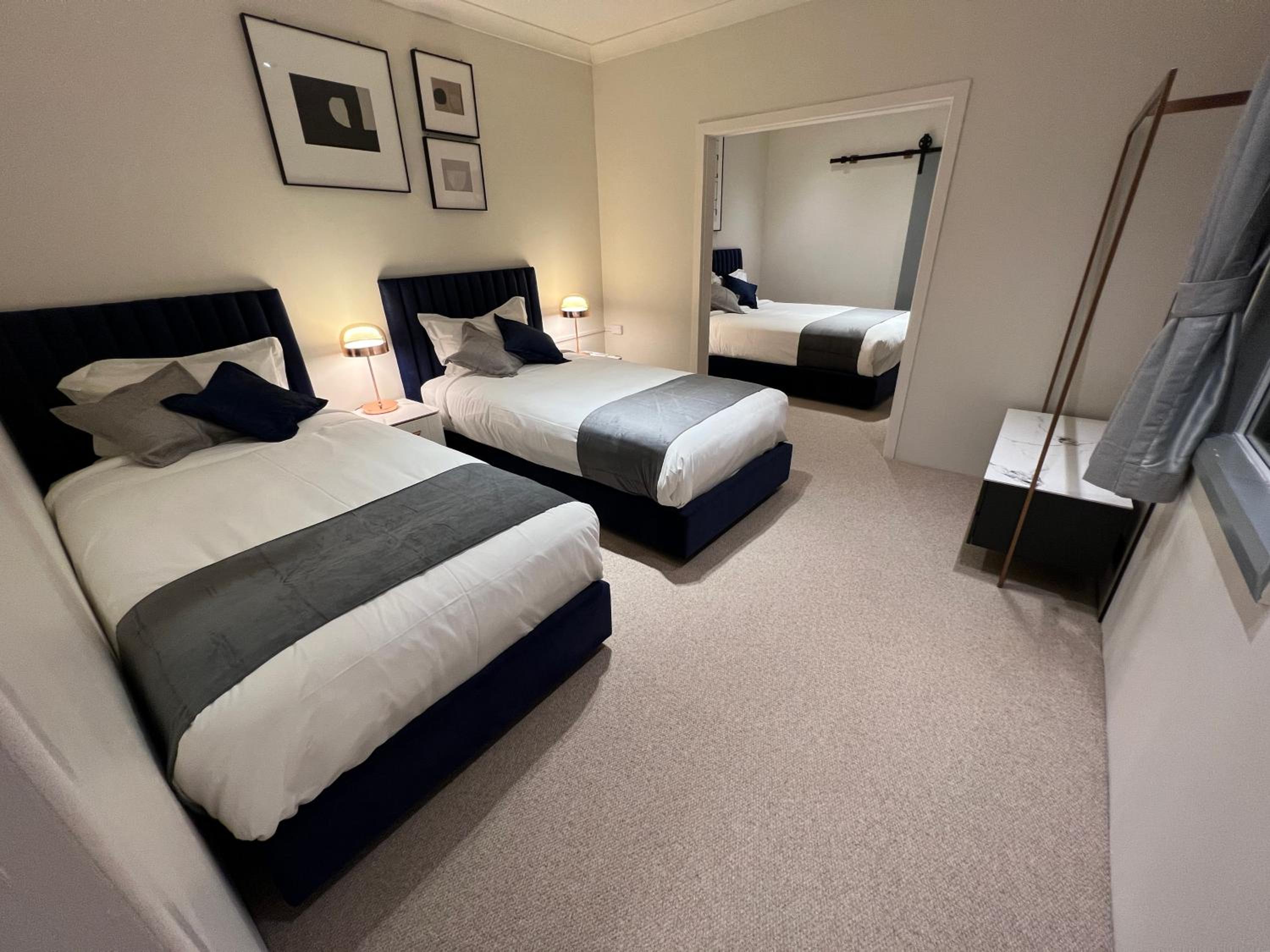 Deluxe Family Suite - Photo 10