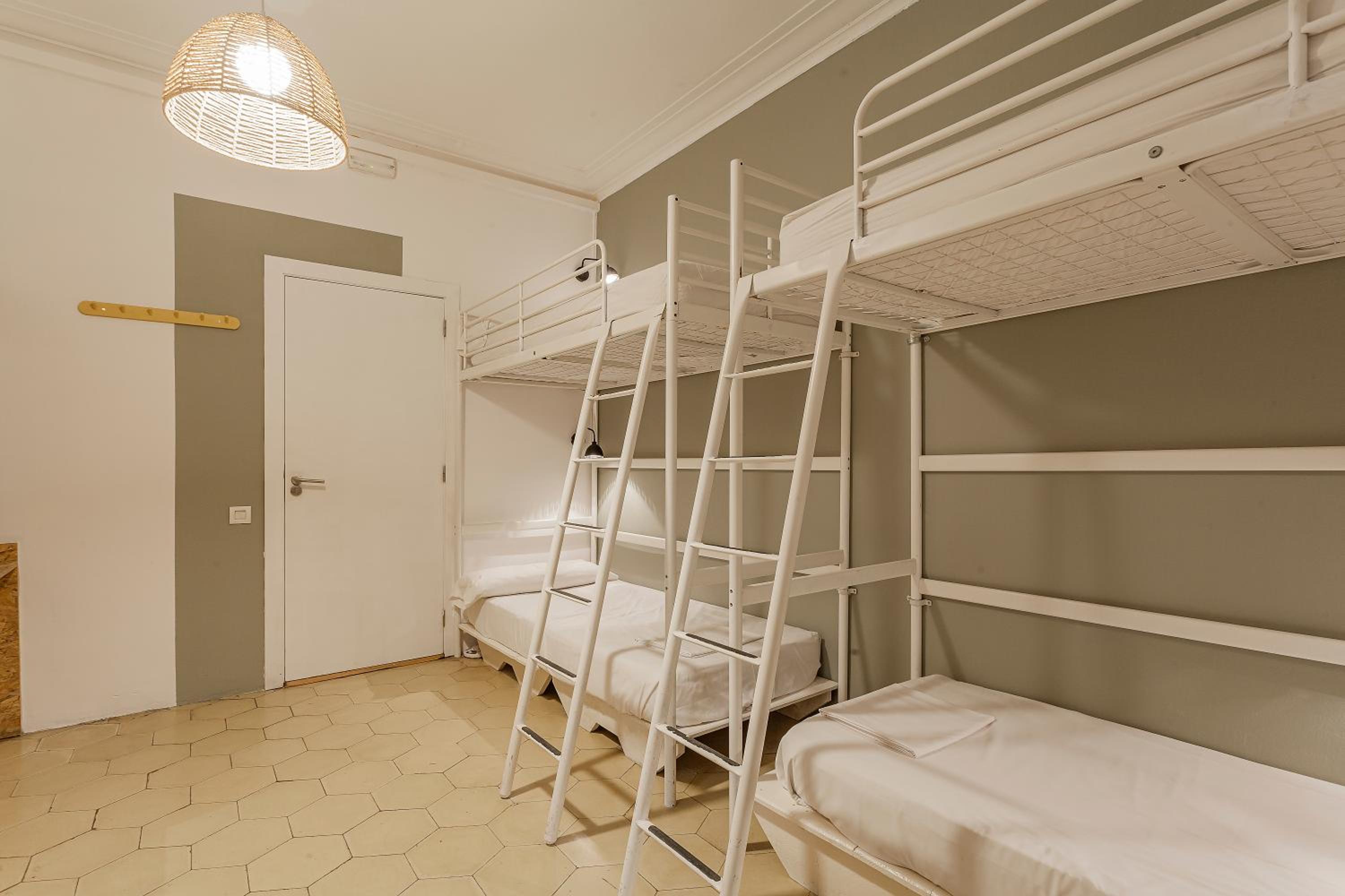 Quintuple Room with Shared Bathroom photo 3
