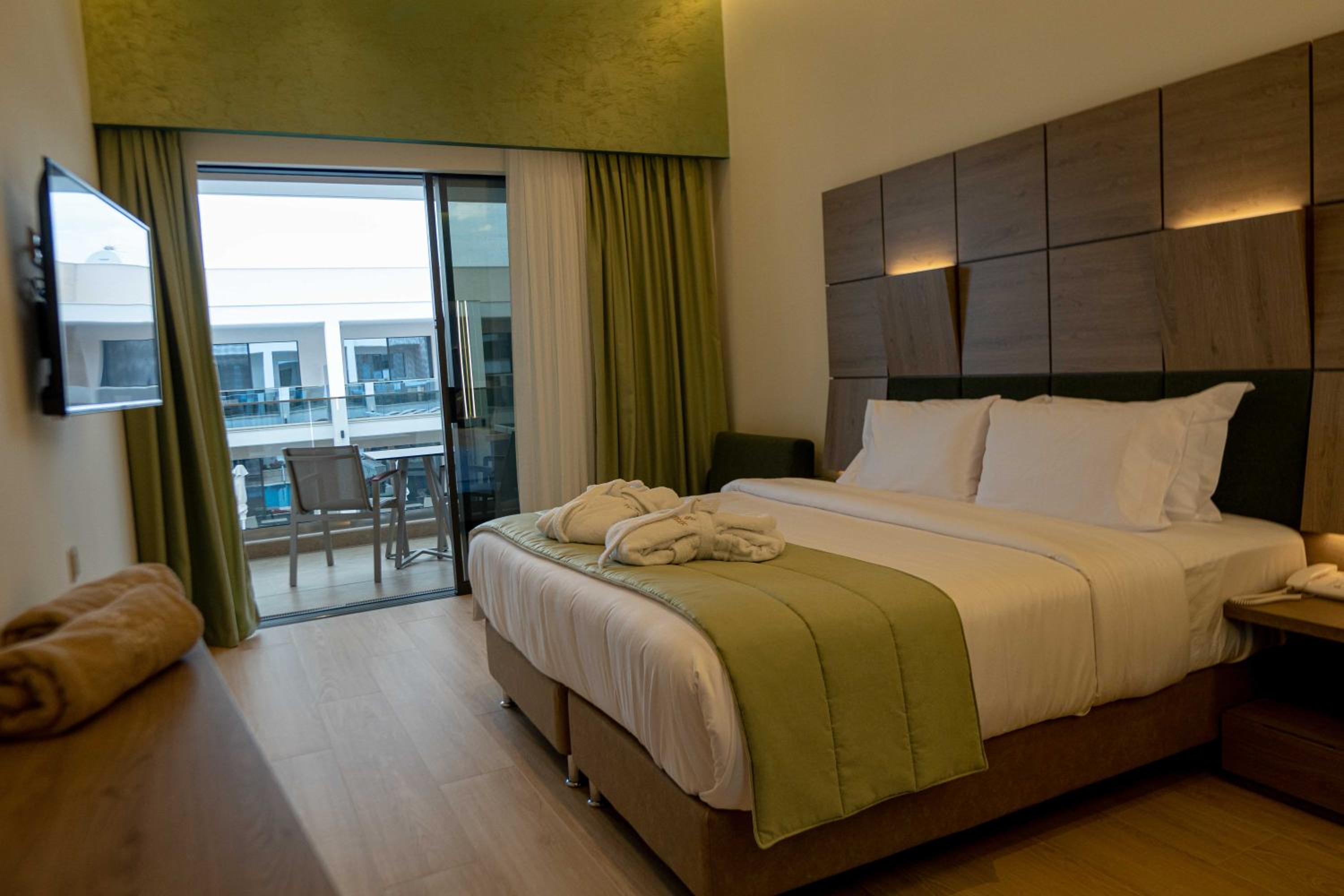 Deluxe Double Room (2 Adults + 1 Child) photo 3