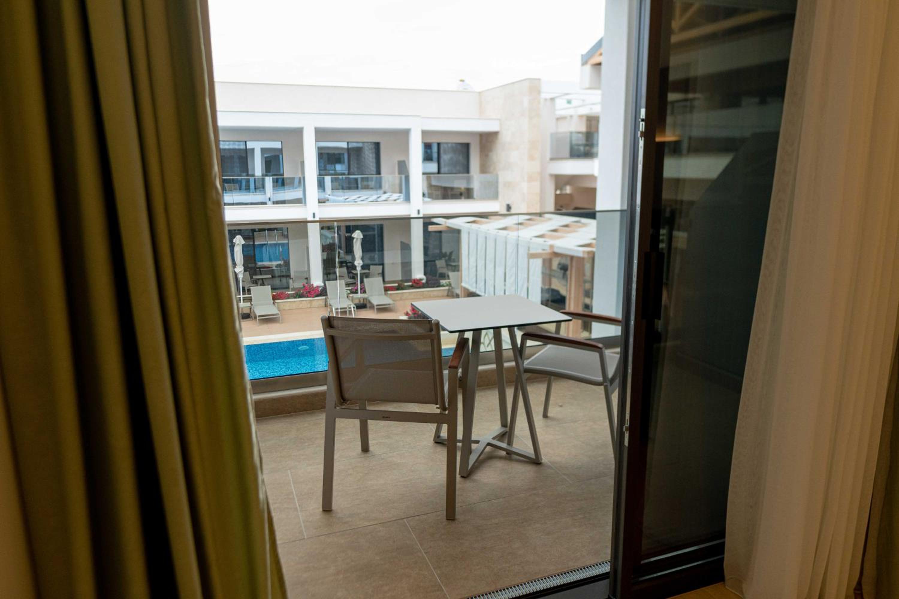 Deluxe Double Room (2 Adults + 1 Child) photo 2