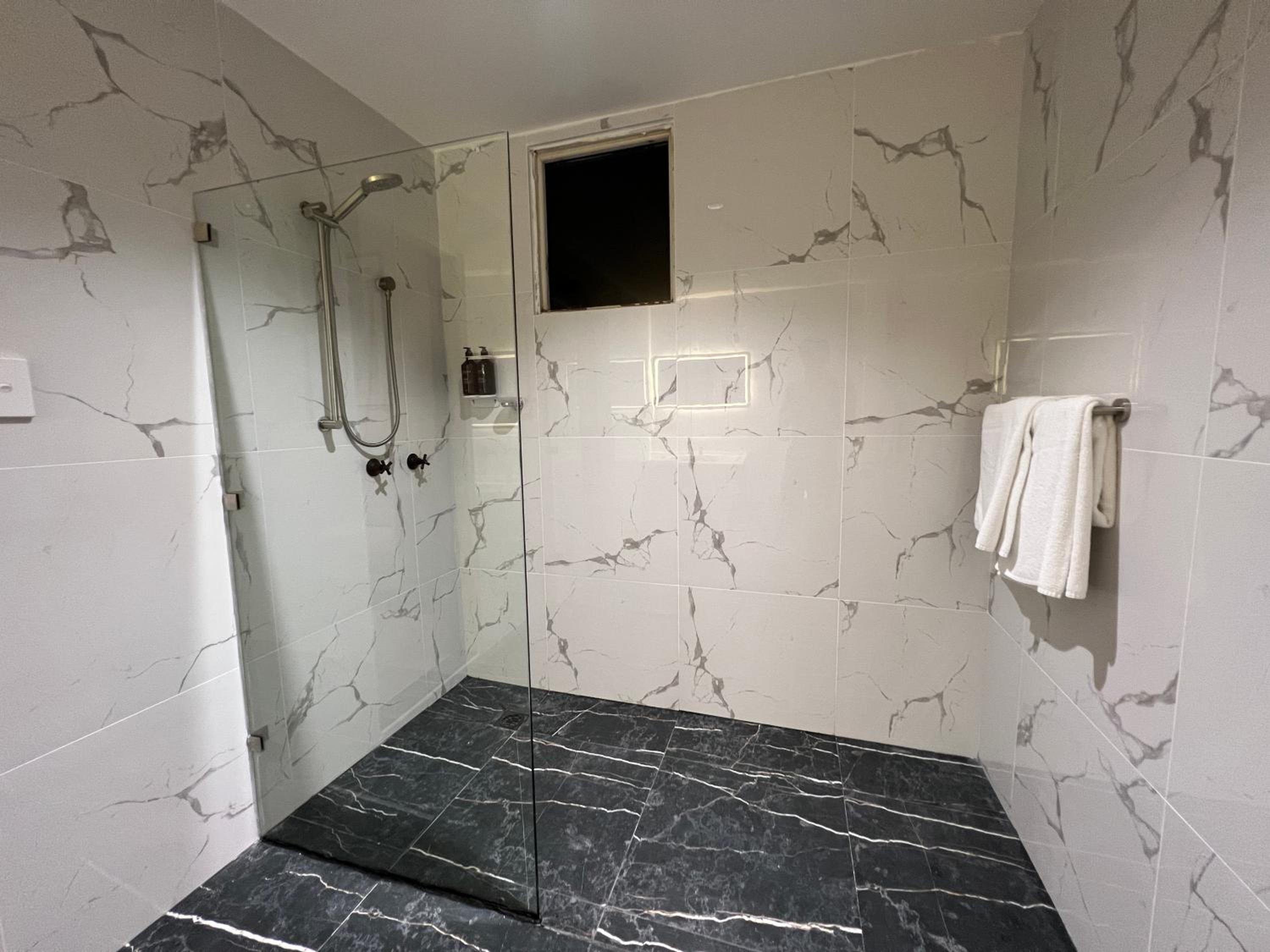 Deluxe Queen Suite - Photo 4