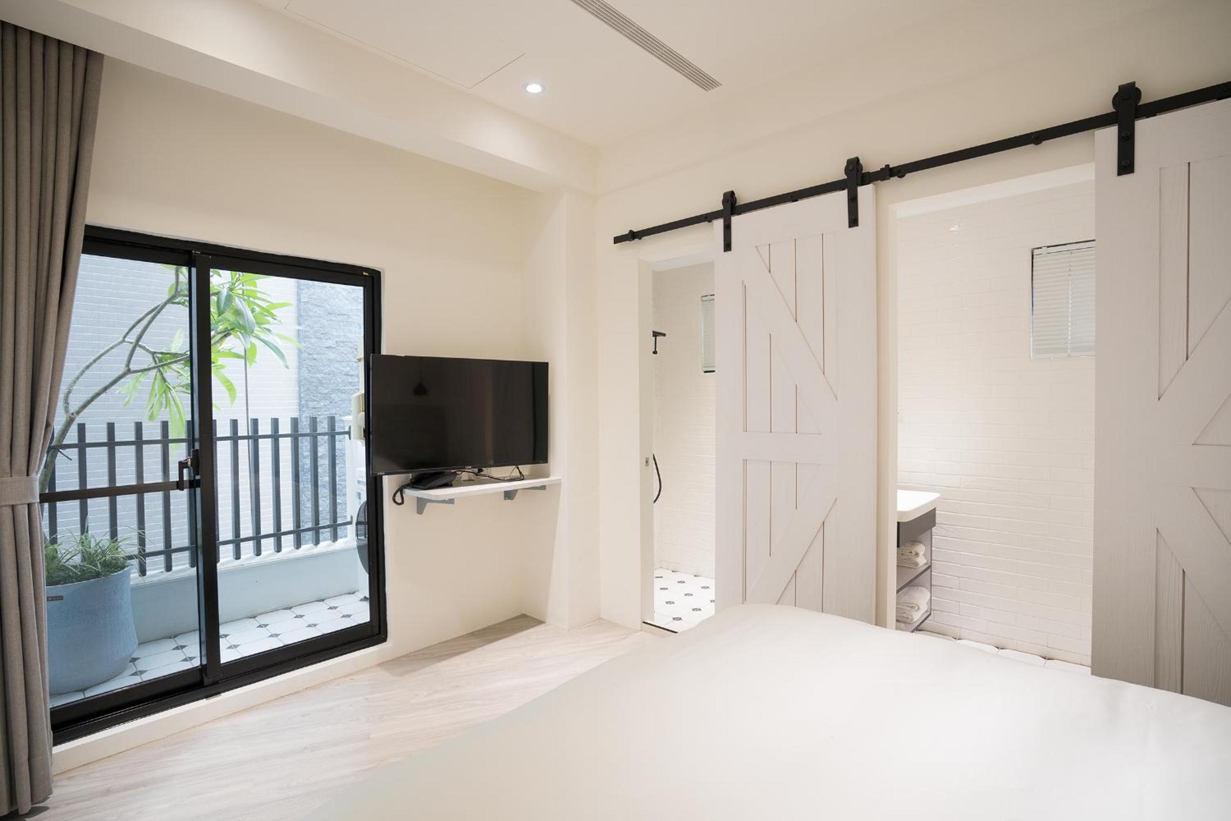 Classic Double Room with Balcony - Photo 1