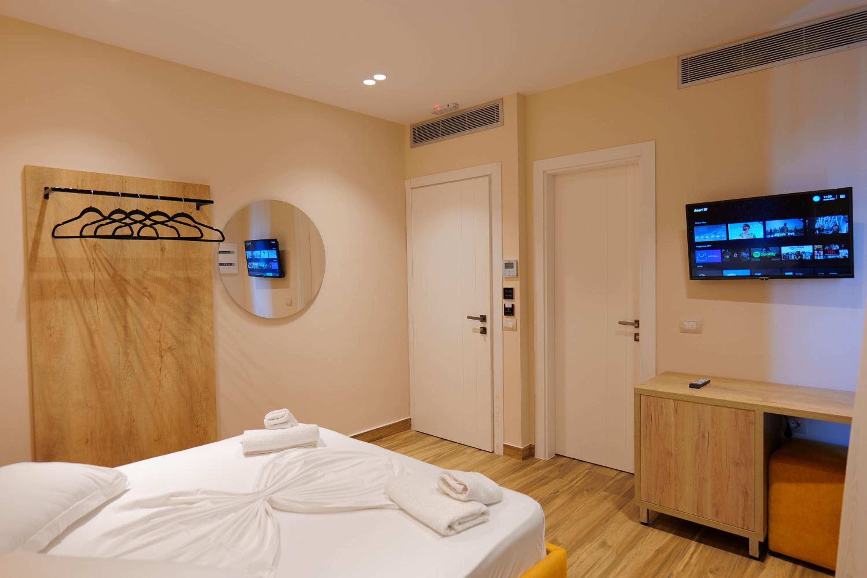 Deluxe Double Room with Side Sea View