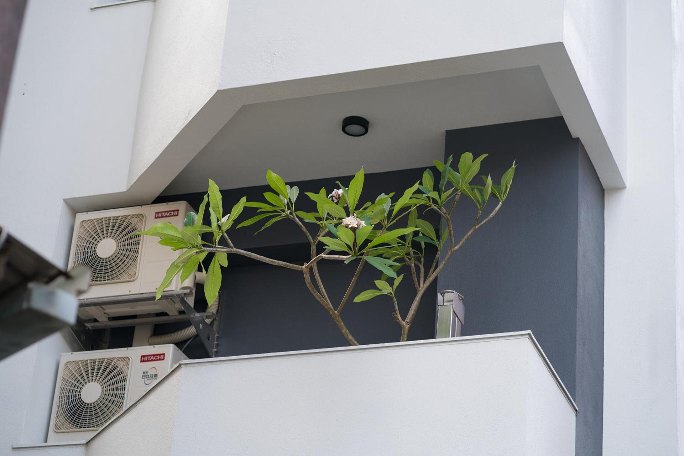 Classic Double Room with Balcony - Photo 6