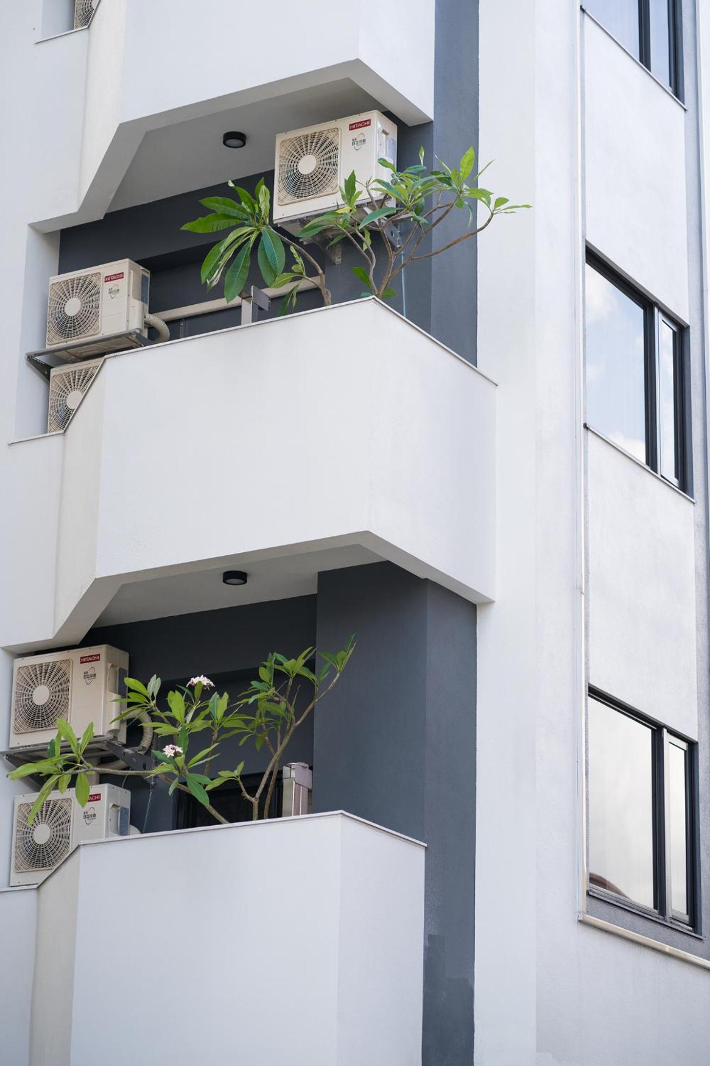 Classic Double Room with Balcony - Photo 8