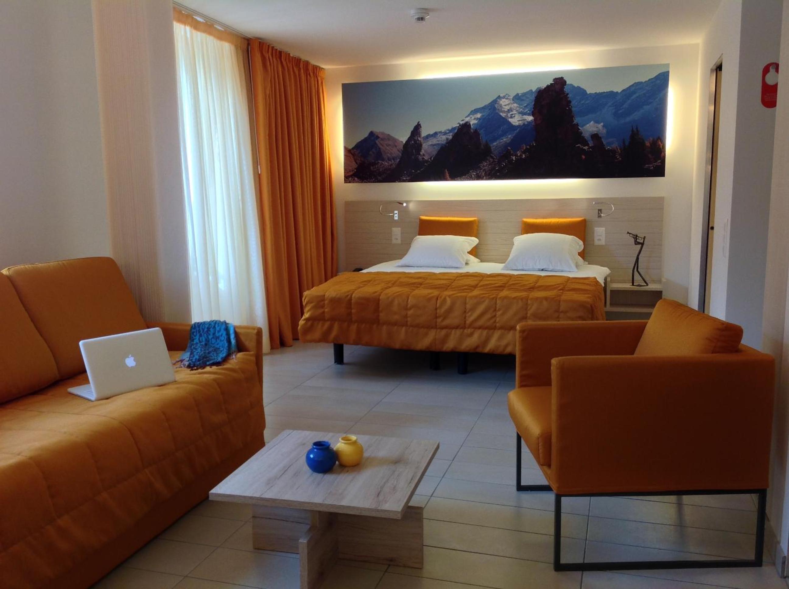 Family Room (2 Adults + 2 Children) with Courtyard View - Photo 4