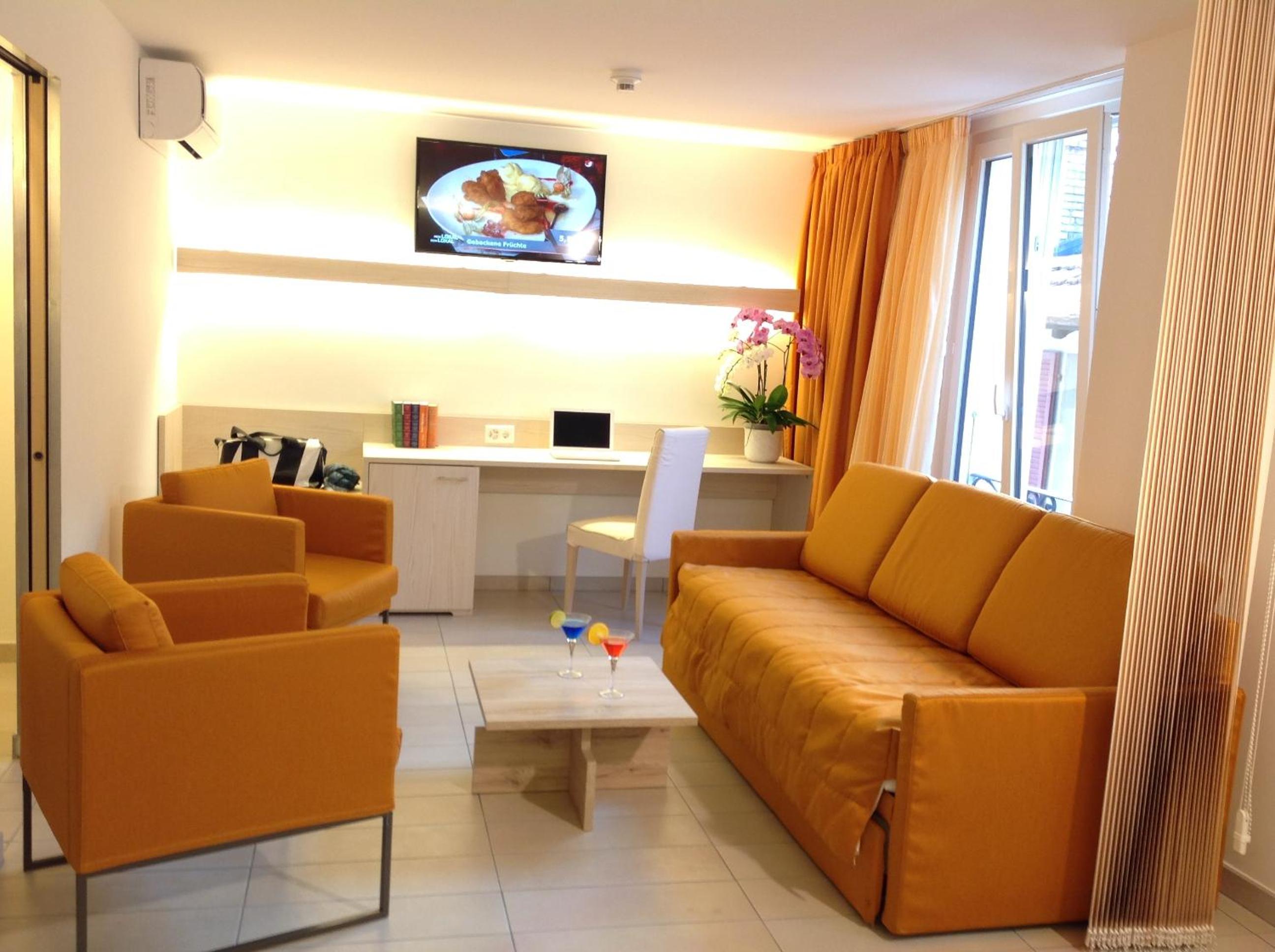 Family Room (2 Adults + 2 Children) with Courtyard View - Photo 3