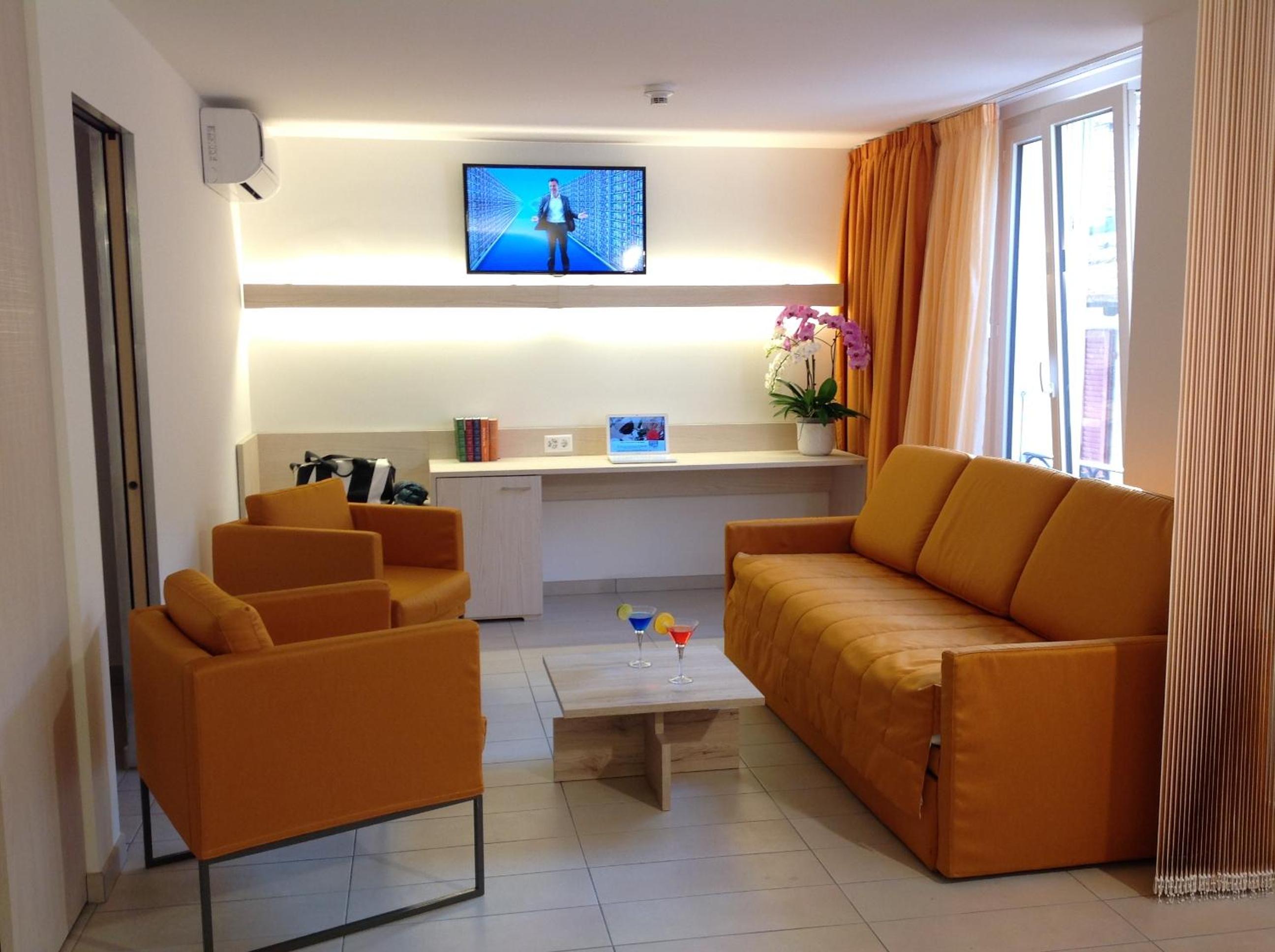 Family Room (2 Adults + 2 Children) with Courtyard View - Photo 2