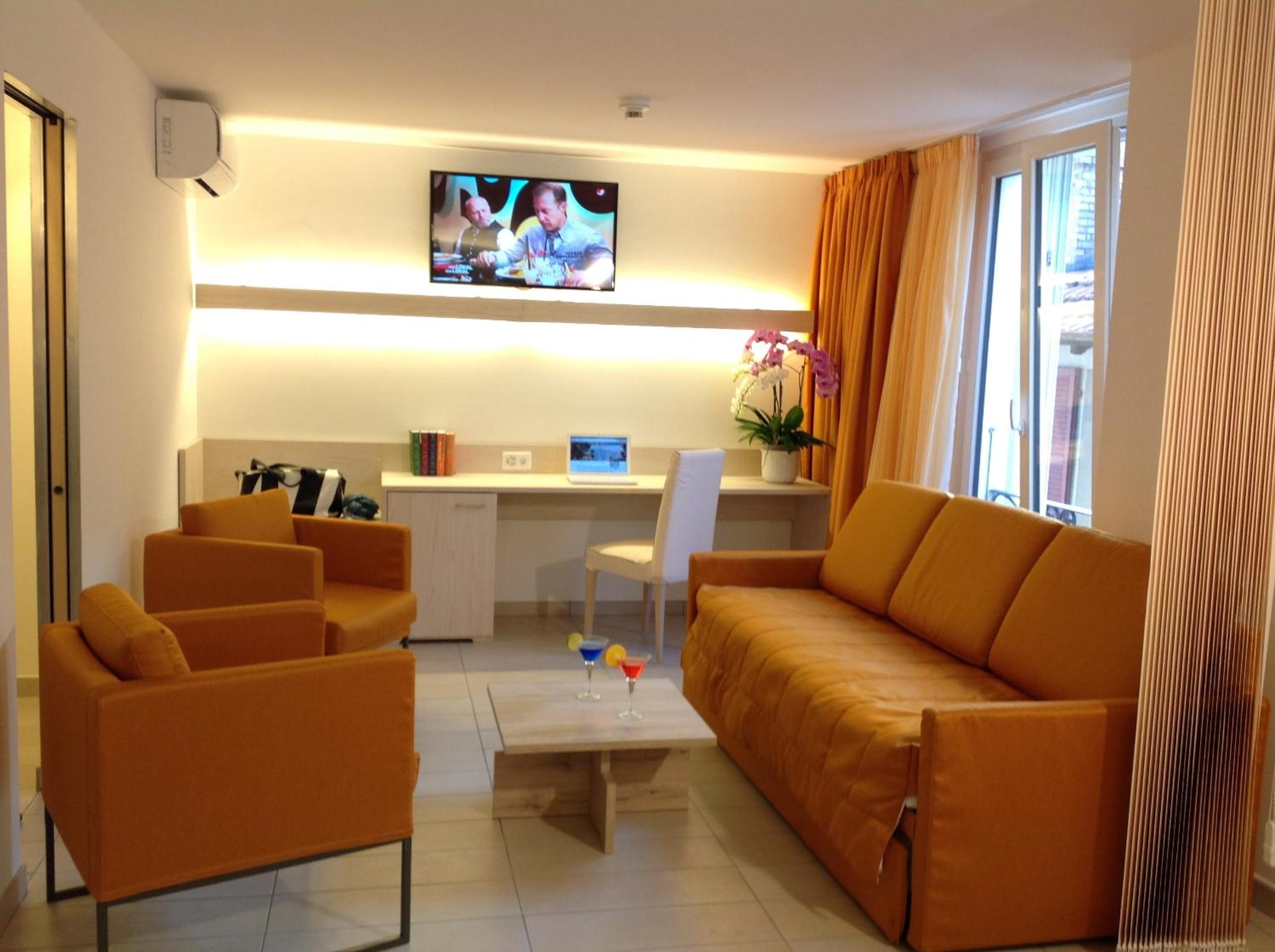 Family Room (2 Adults + 2 Children) with Courtyard View - Photo 1