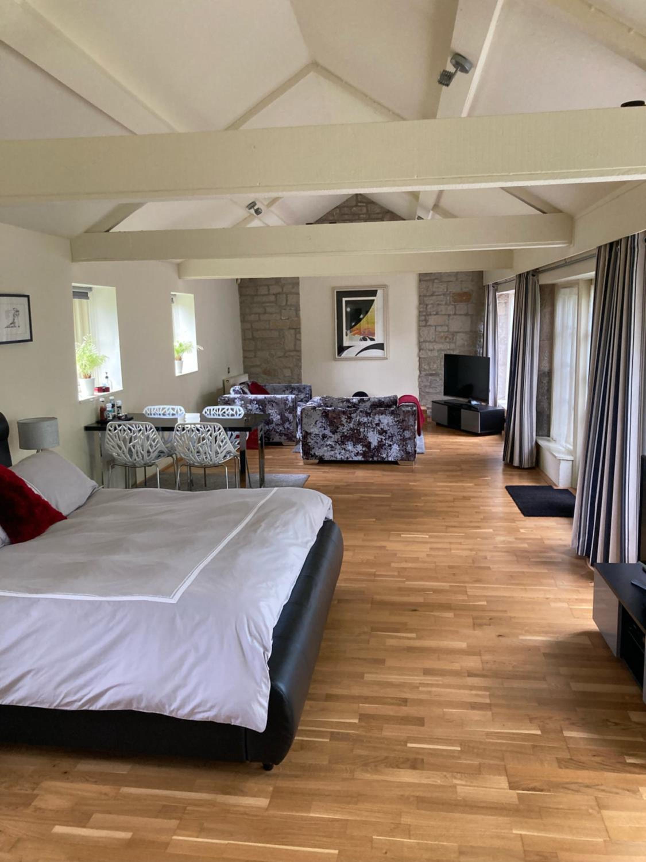 Deluxe Queen Suite