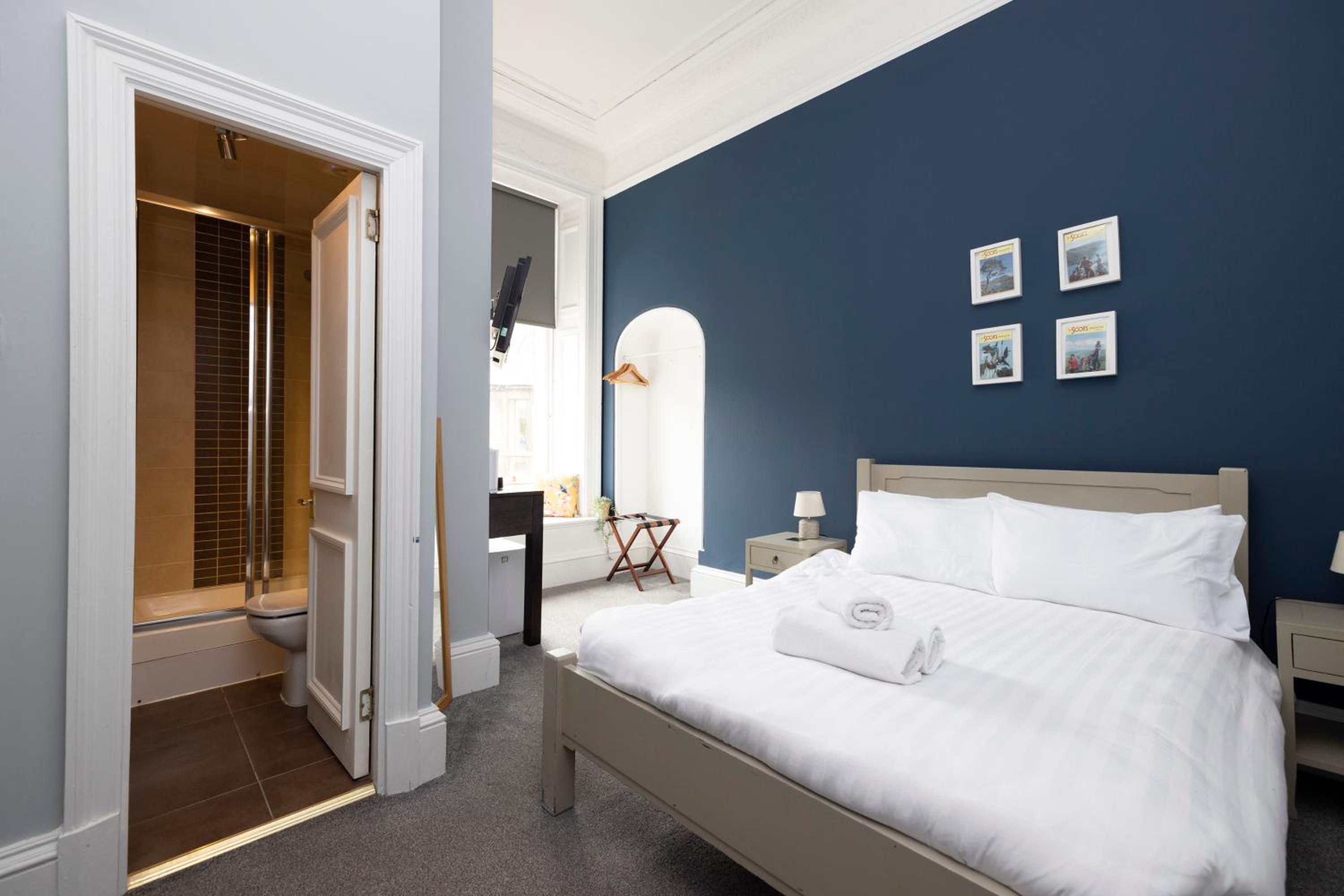 Standard Double Room thumbnail 5