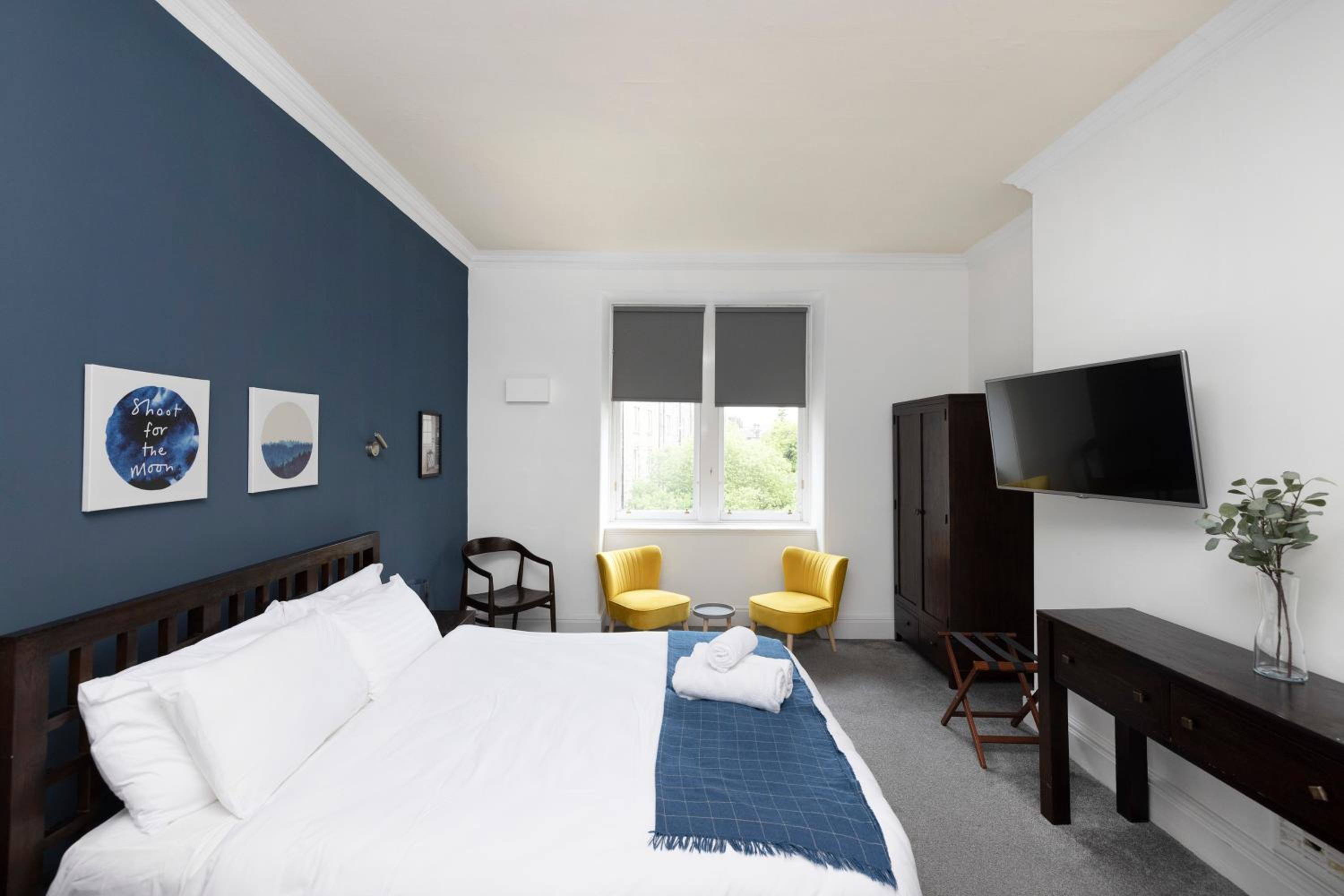 Deluxe Double Room thumbnail 6