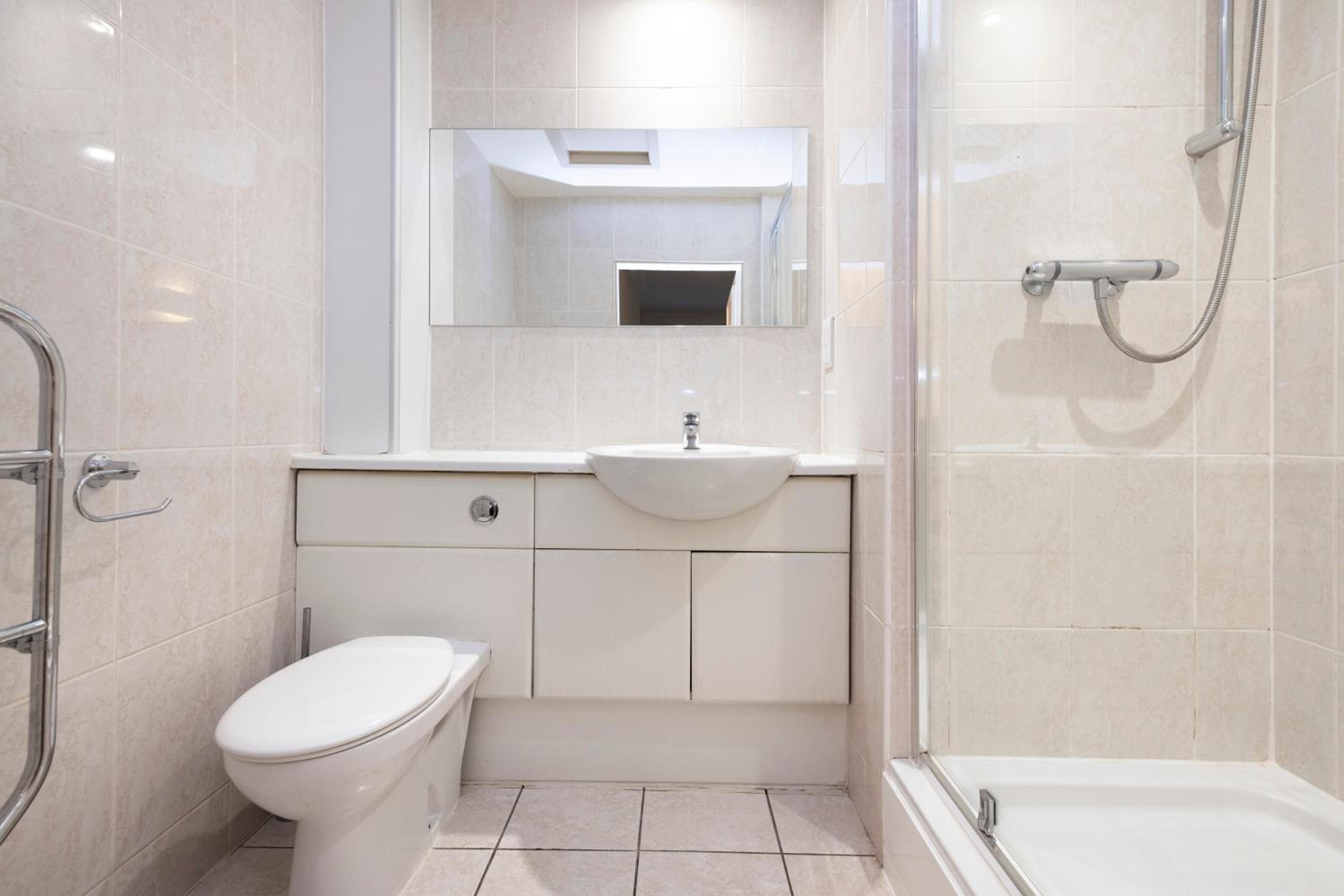 Family Room with Private Bathroom thumbnail 5
