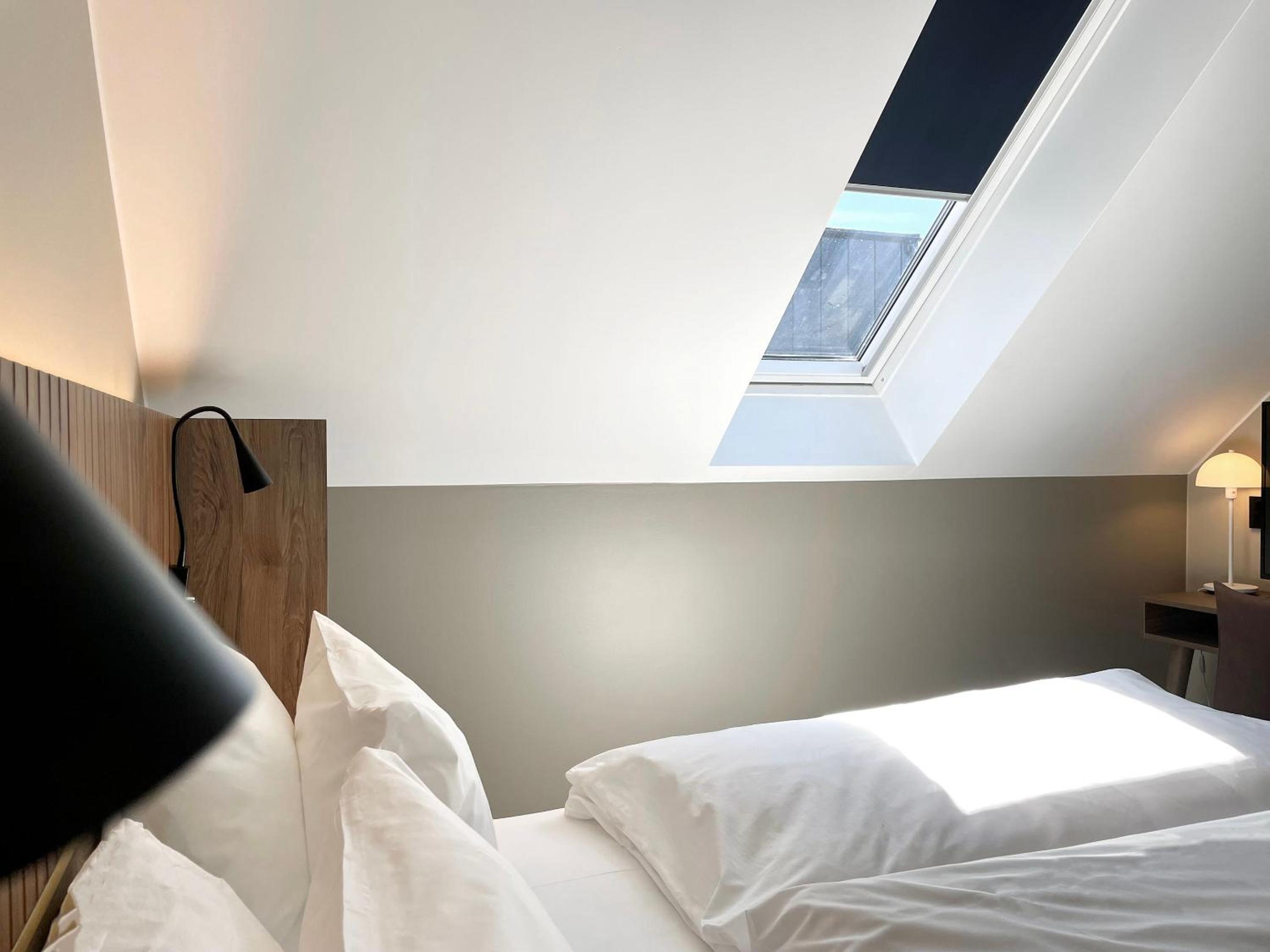 Standard Twin Room thumbnail 5