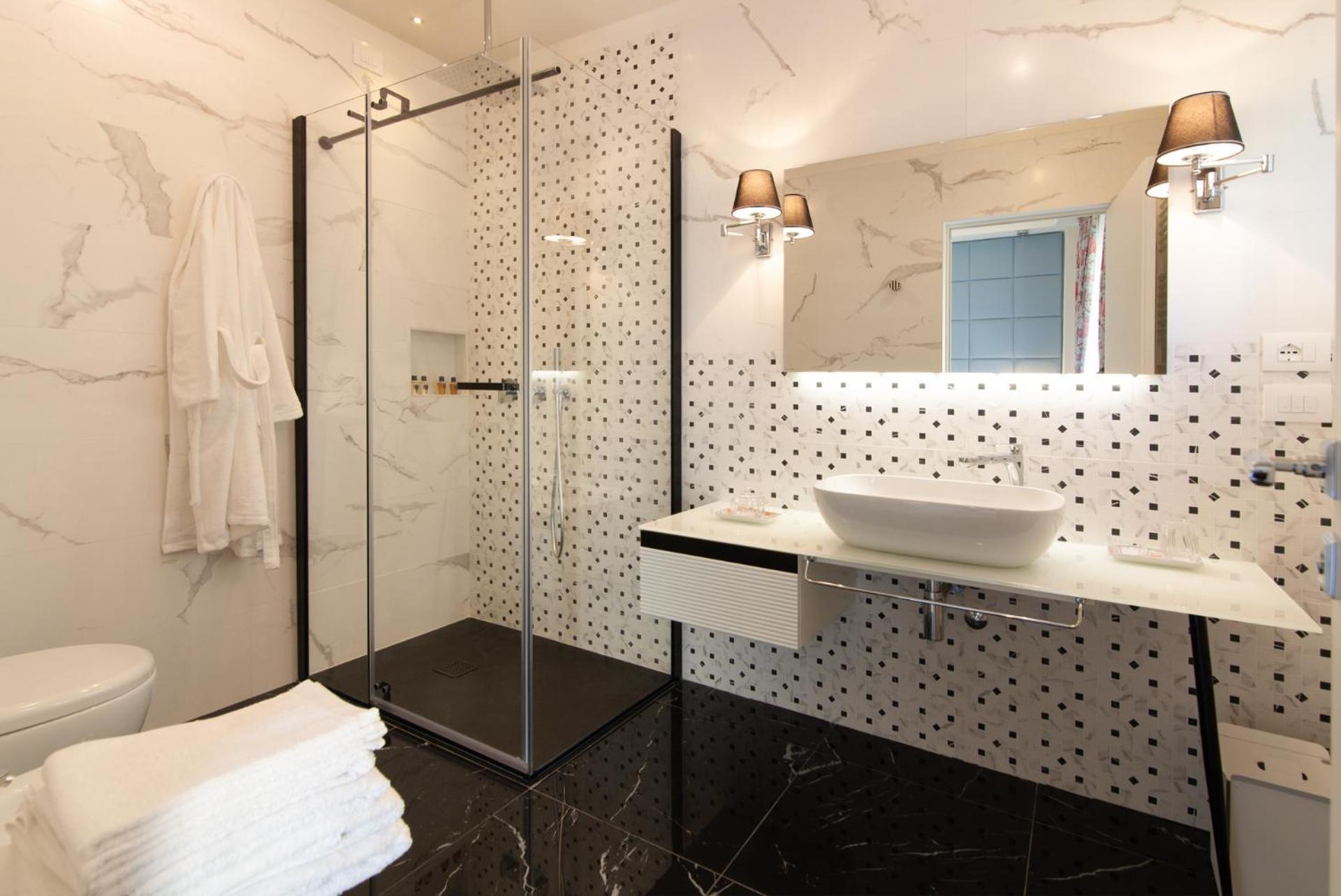 Deluxe King Room - Photo 4