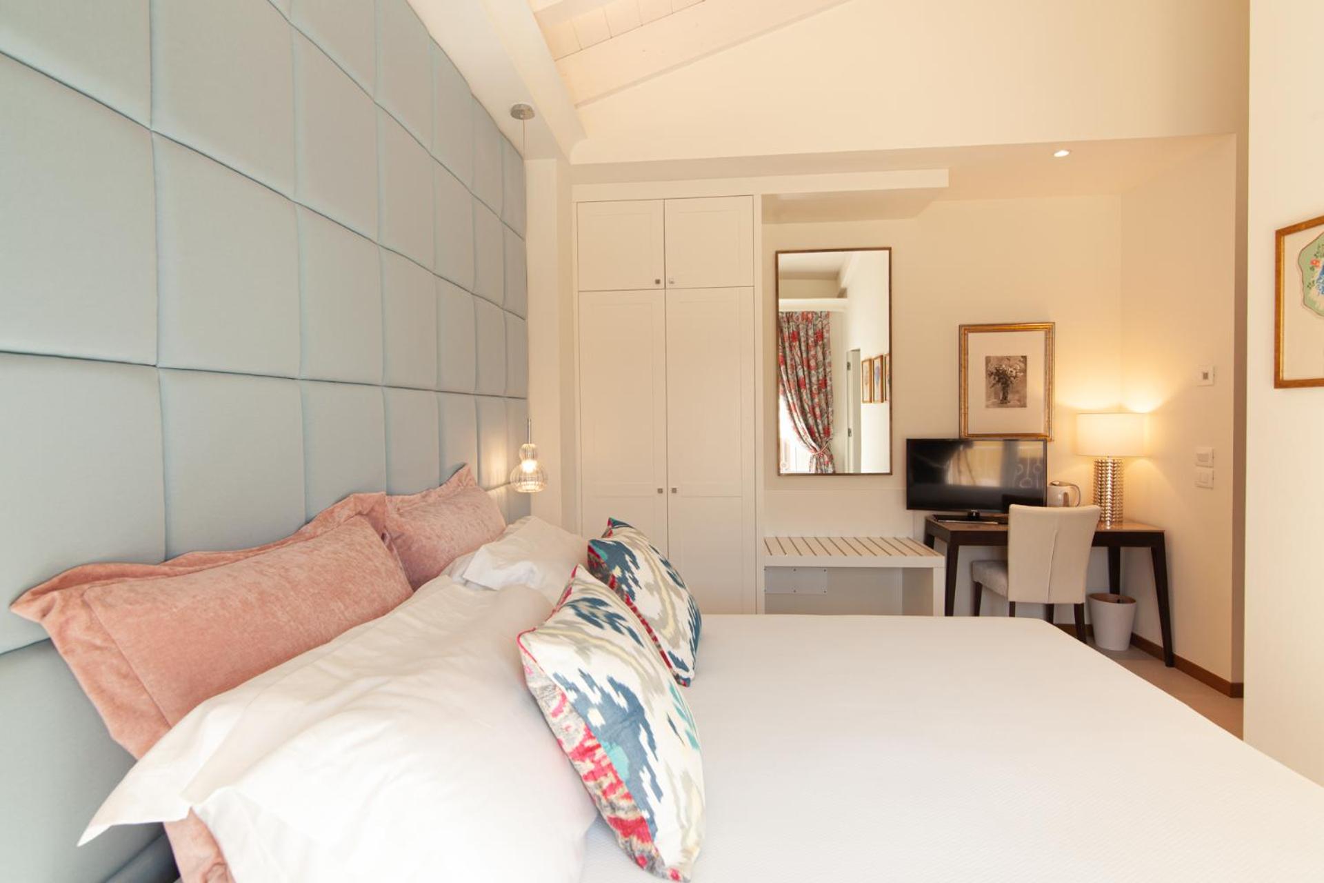Deluxe King Room - Photo 2