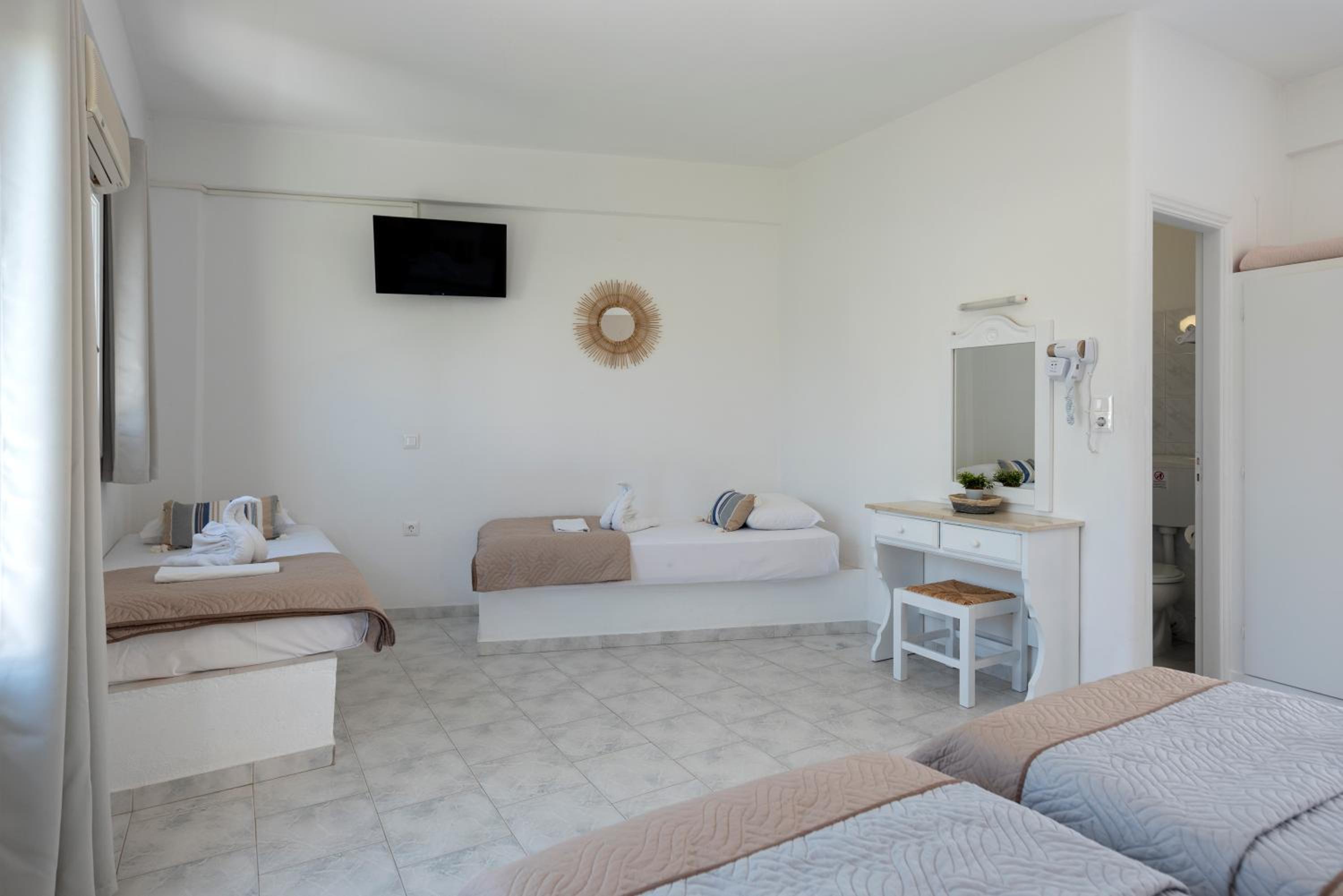 Quadruple Room - Photo 9
