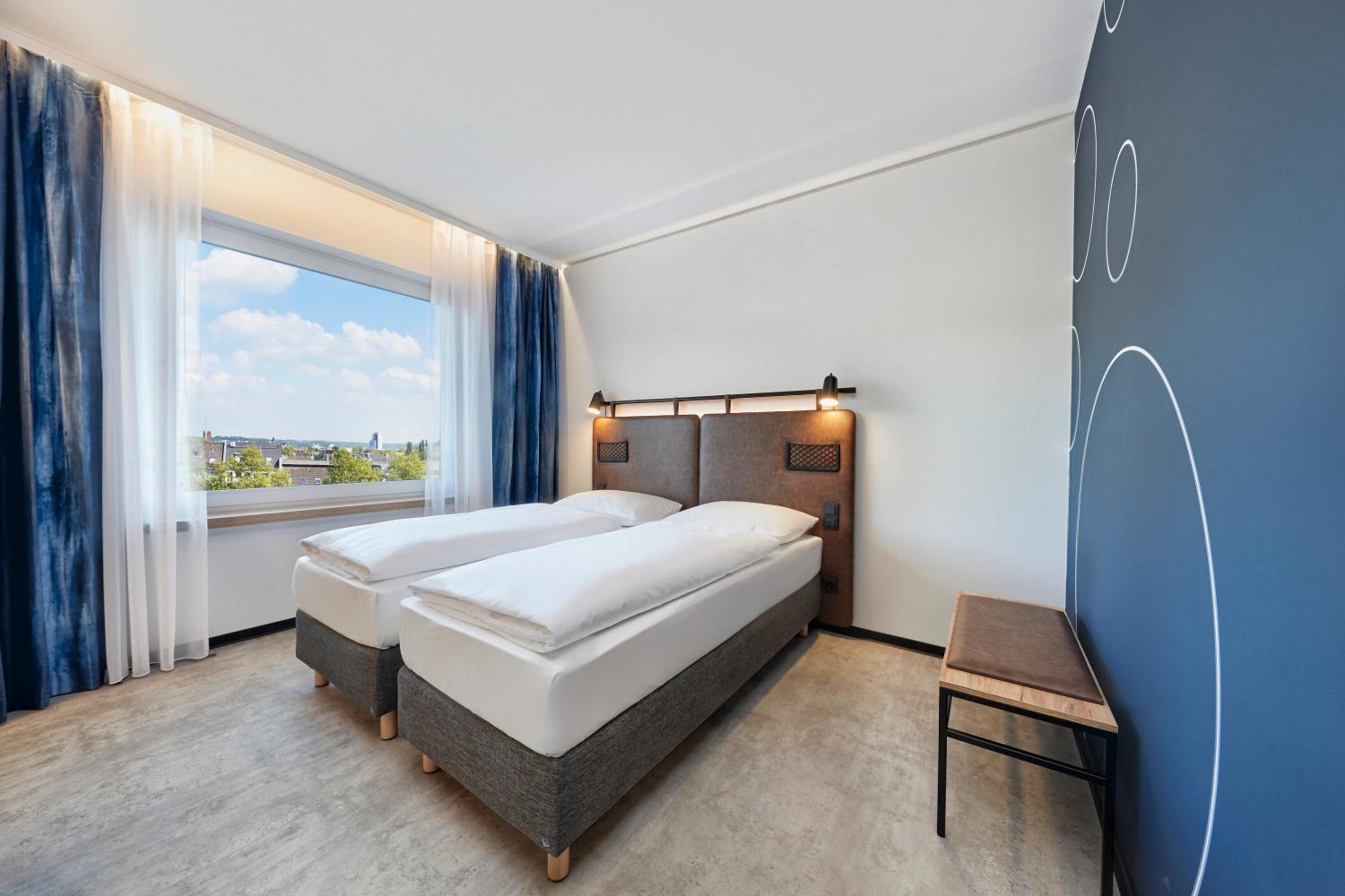 Standard Twin Room - Photo 1