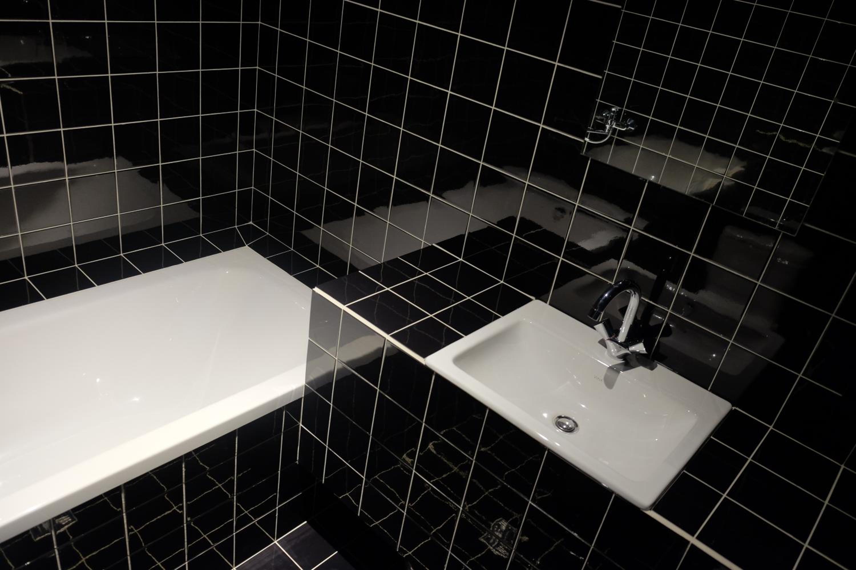 Deluxe Double Room with Bath - Photo 8