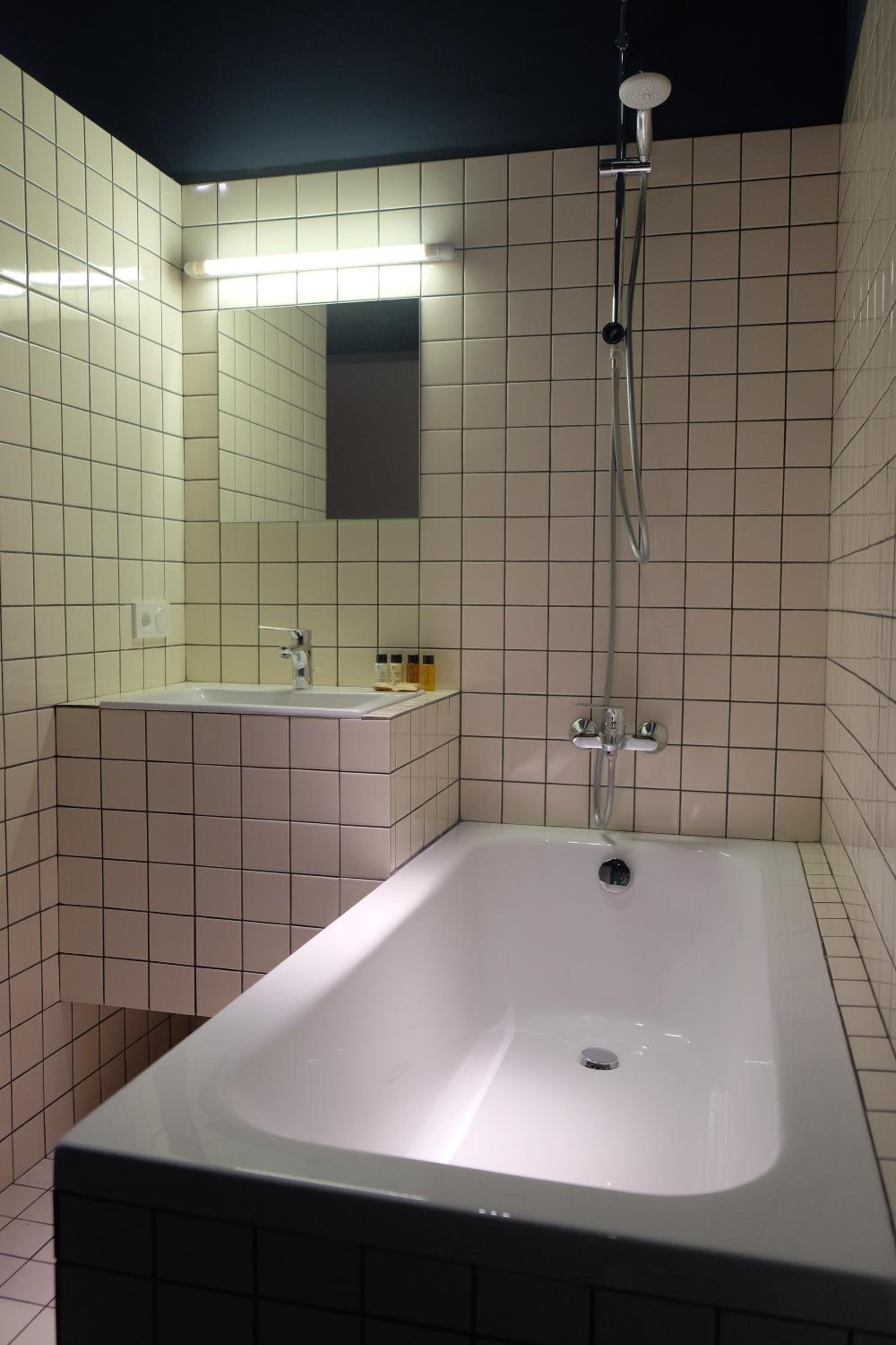 Junior Suite with Balcony - Photo 4