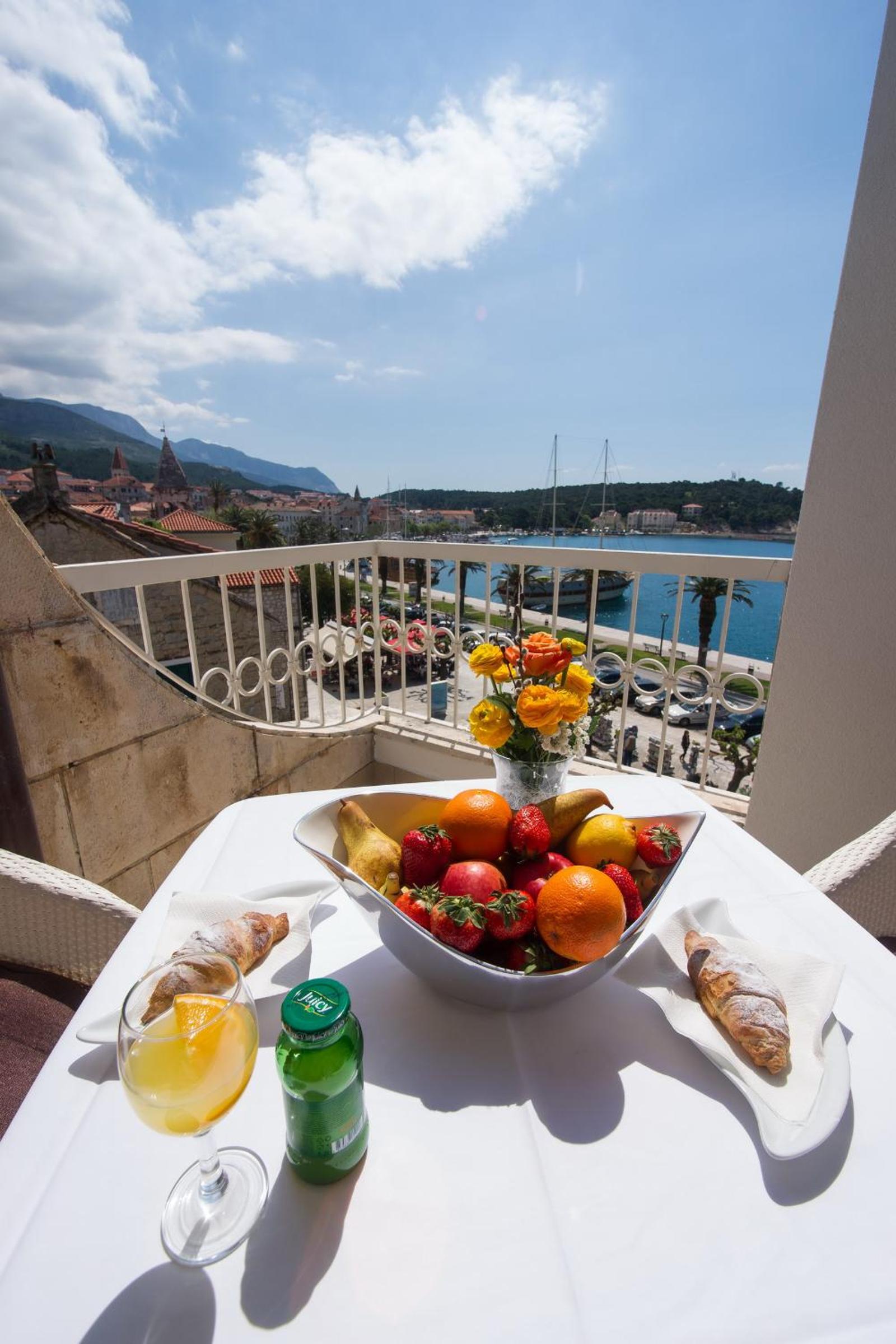 Double Room with Sea View and Balcony - Photo 8