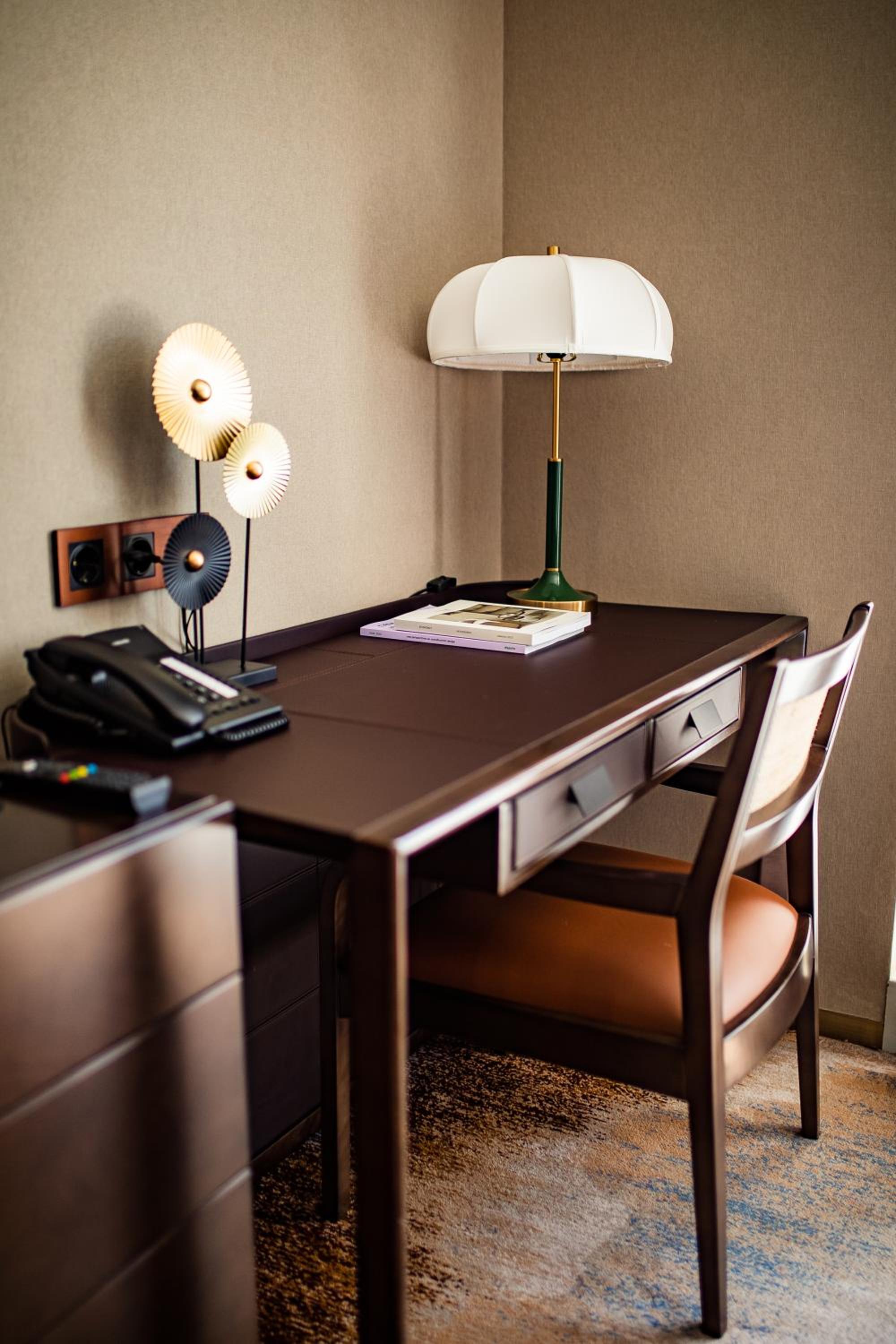 Standard Twin Room with Free Parking - Photo 4