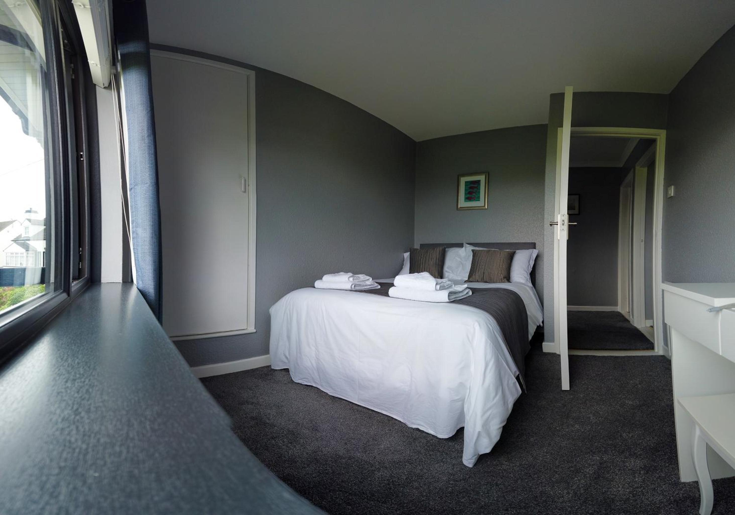 Three-Bedroom House - Photo 10