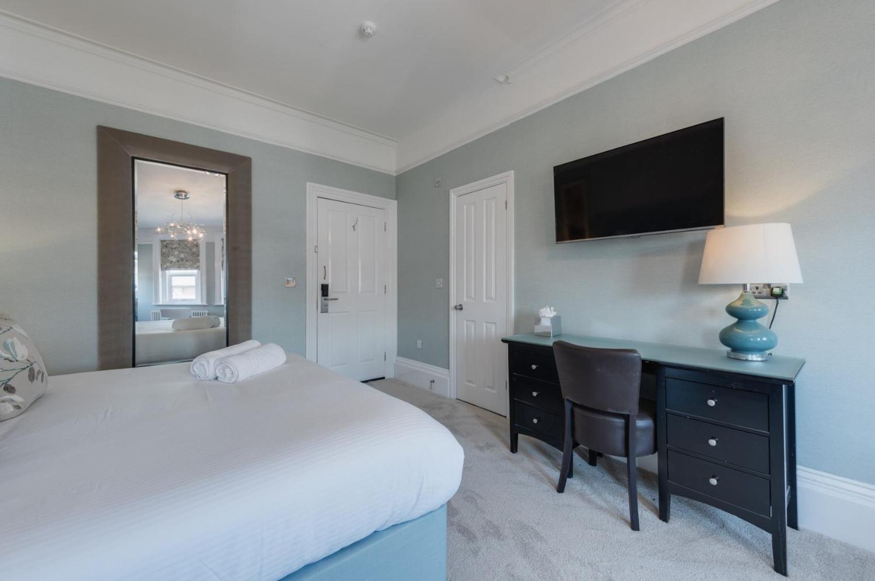 Family Room (2 adults + 2 children) - Photo 10