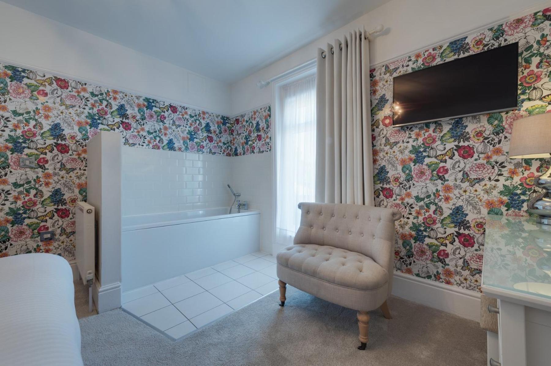 Standard King with in-room Bath - Photo 3