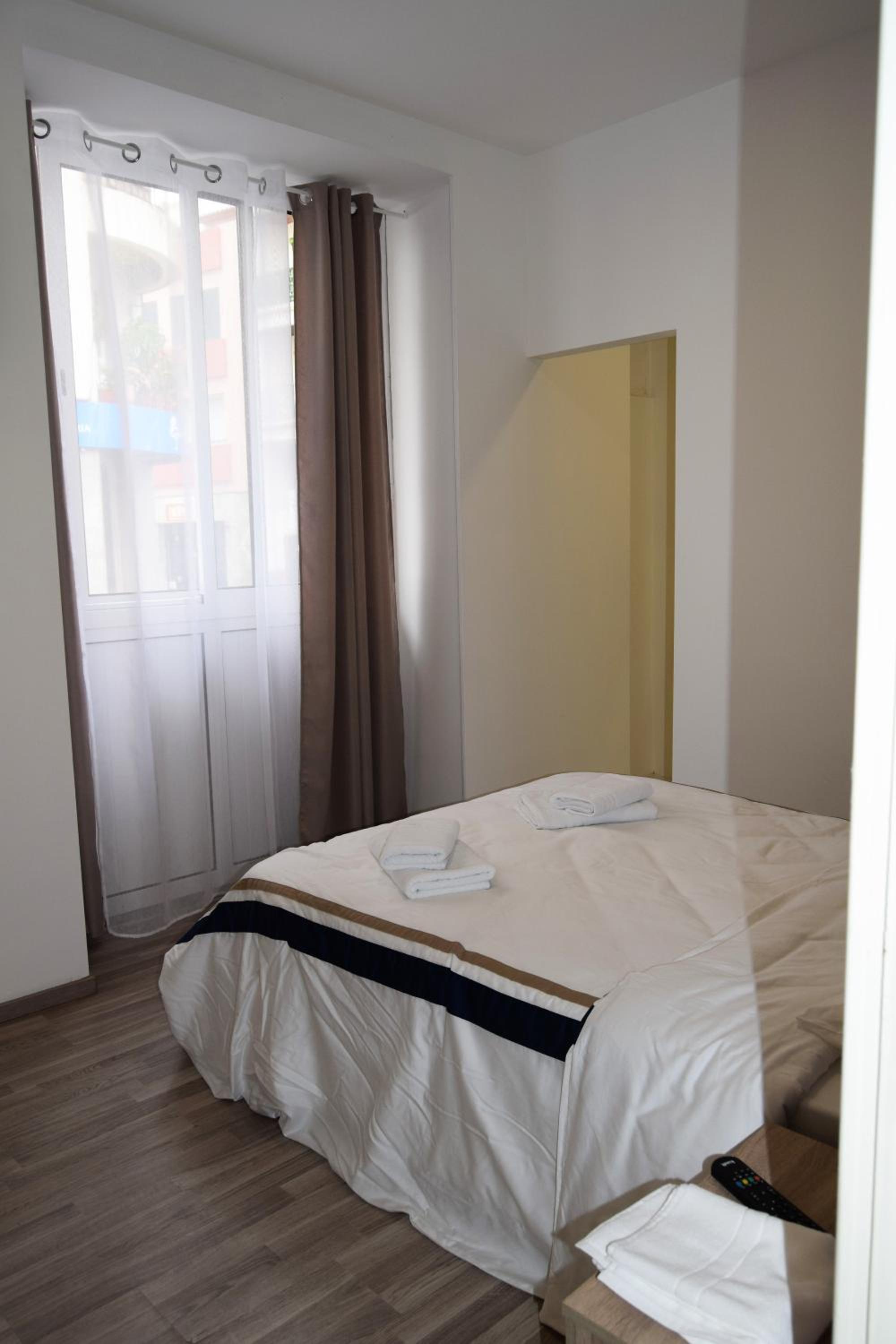 Double Room with Private Bathroom - Photo 4