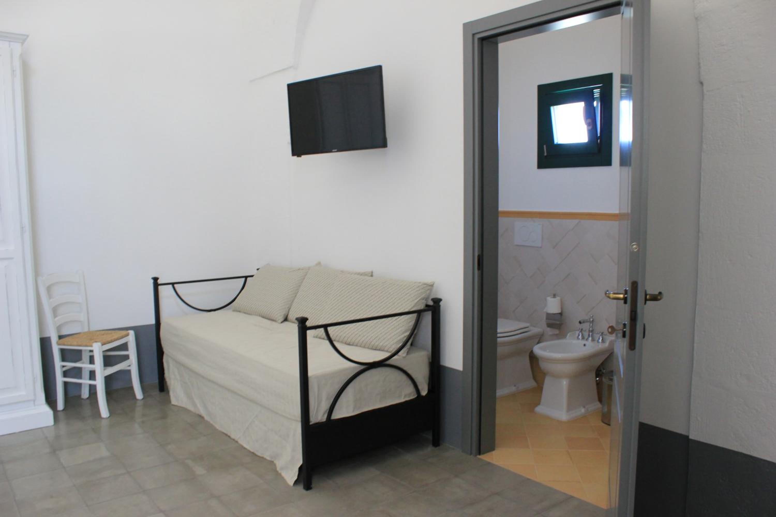 Triple Room with Private Bathroom - Photo 8