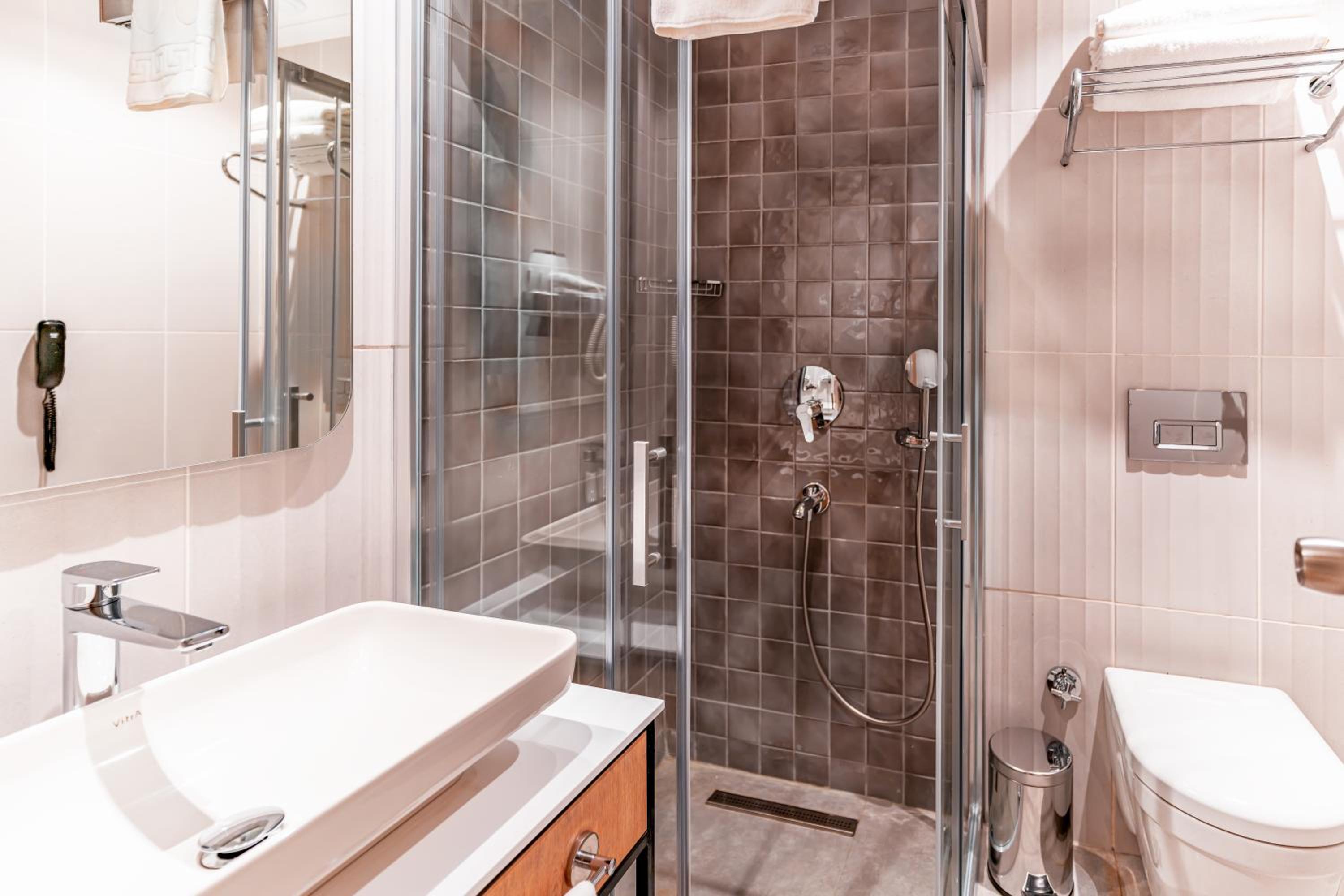 Deluxe Suite with Spa Bath thumbnail 5