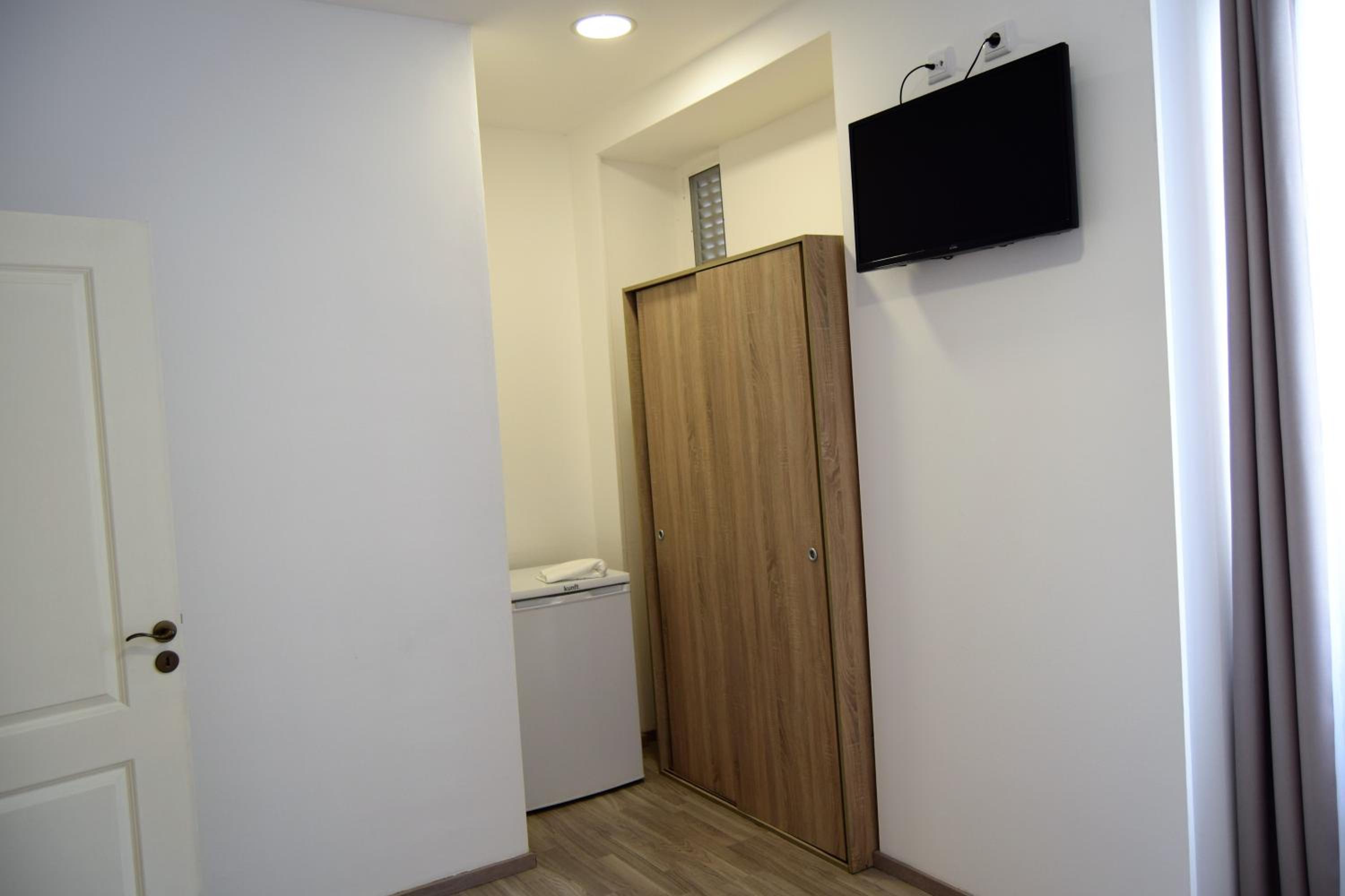 Double Room with Private Bathroom - Photo 3