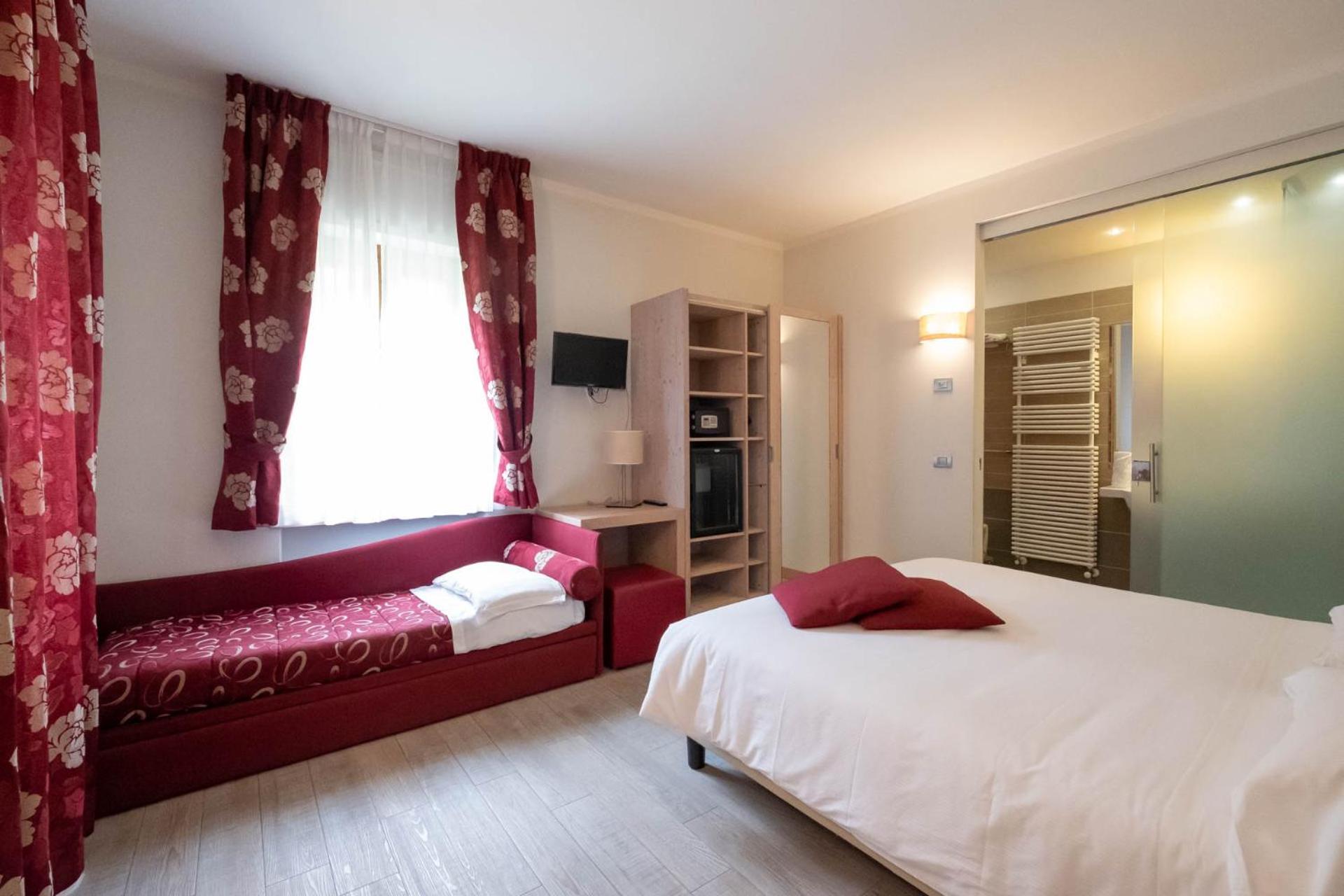 Deluxe King Room - Photo 2