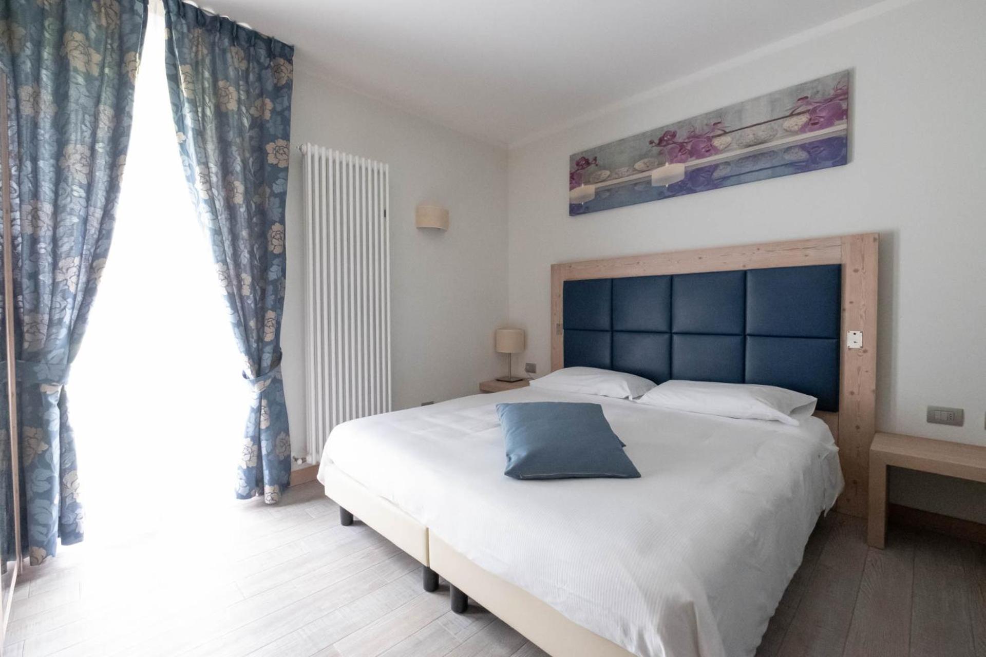 Deluxe King Room - Photo 3