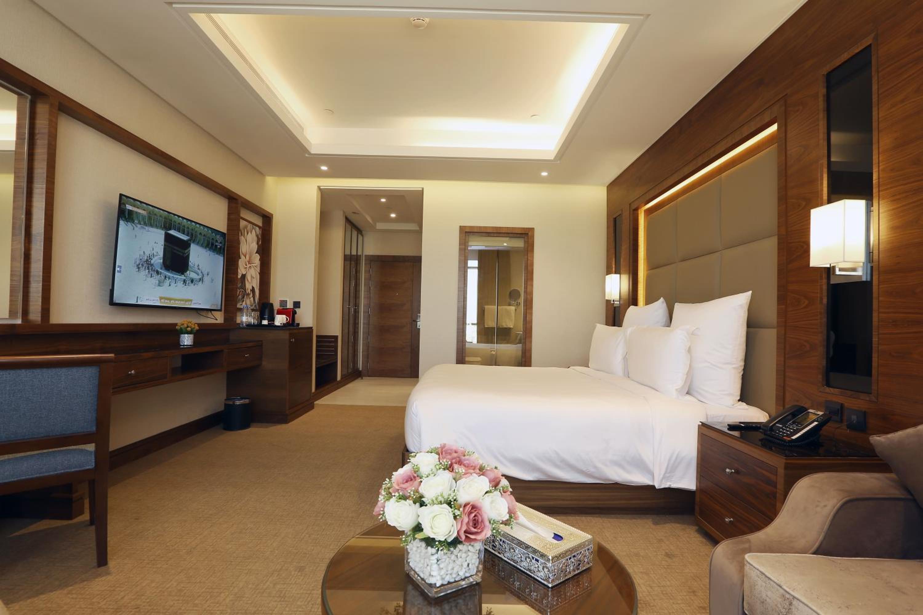 Deluxe King Room City View - Photo 3
