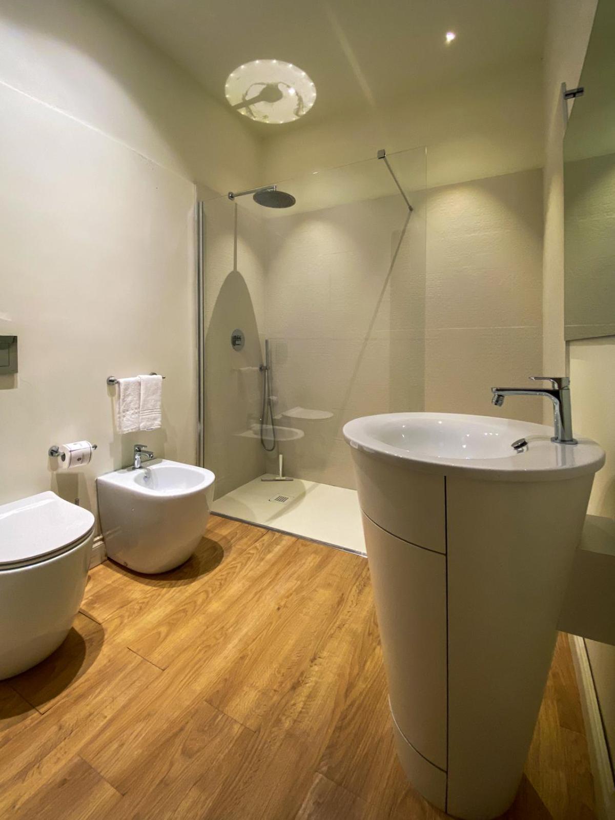 Suite with Balcony - Photo 4