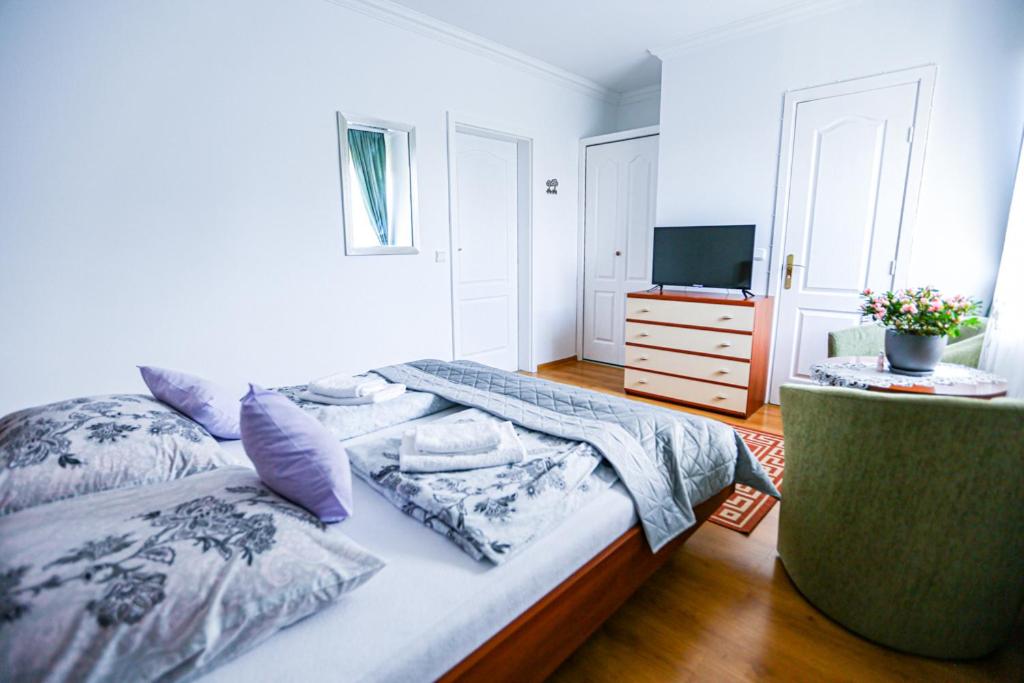 Large Double Room photo 3