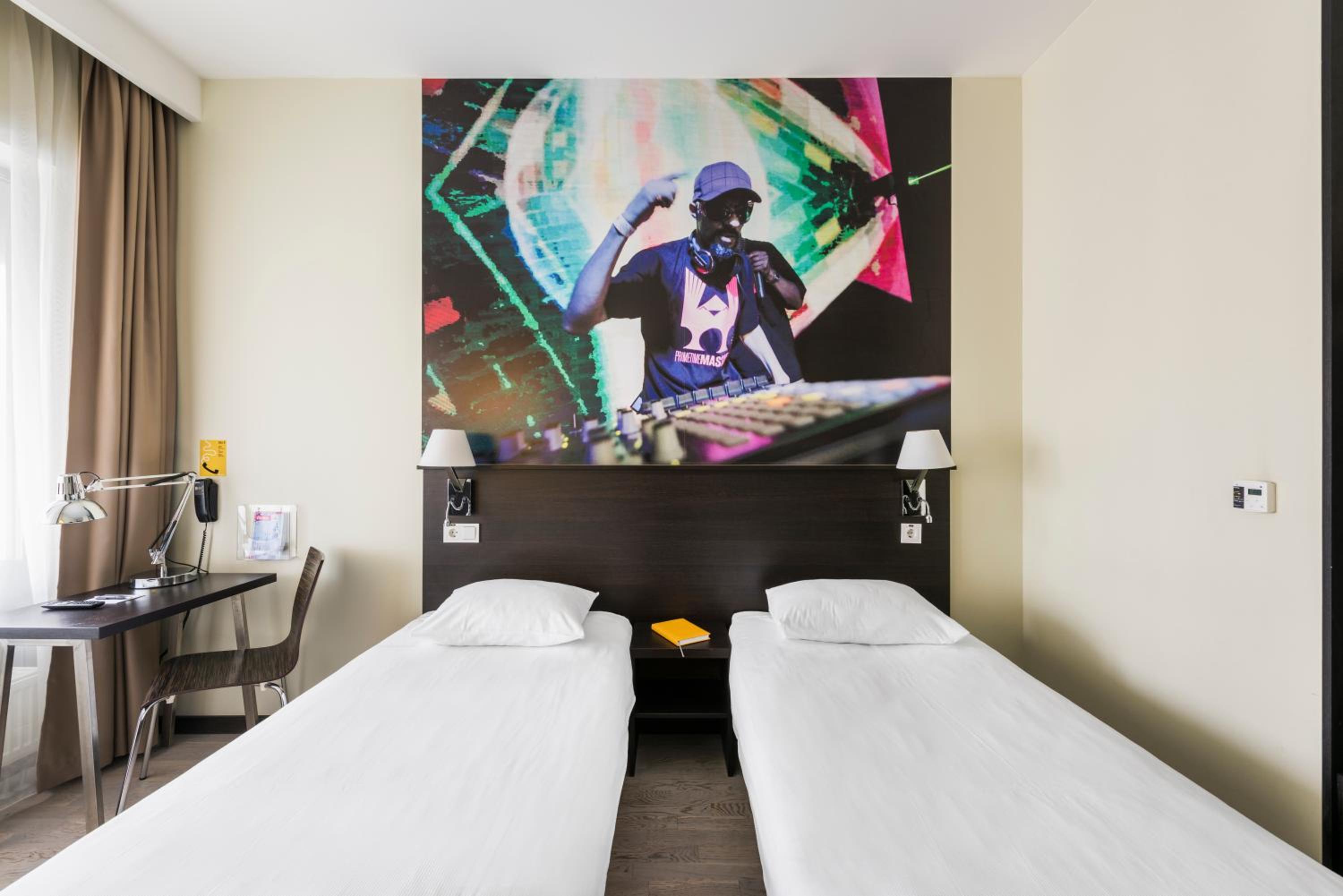 Standard Twin Room - Photo 11