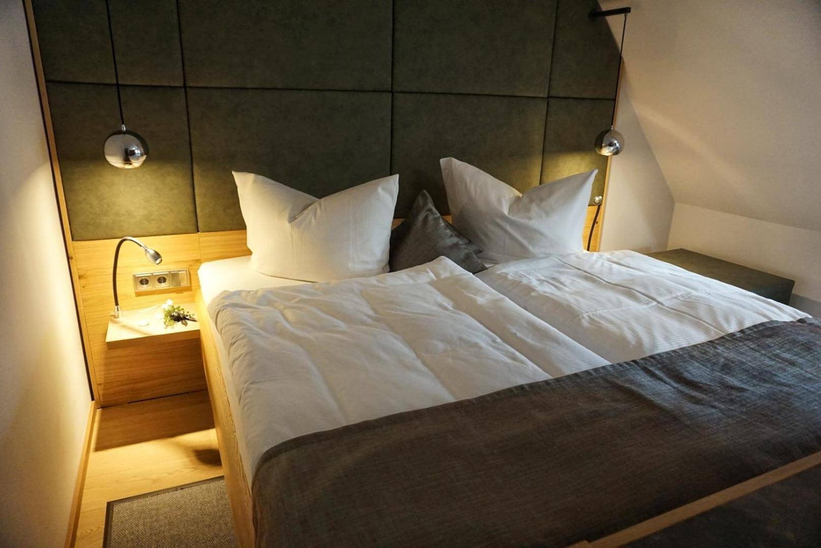 Deluxe Double Room with Bath - Photo 3