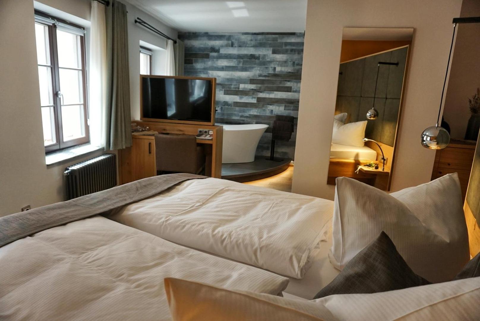 Deluxe Double Room with Bath - Photo 4