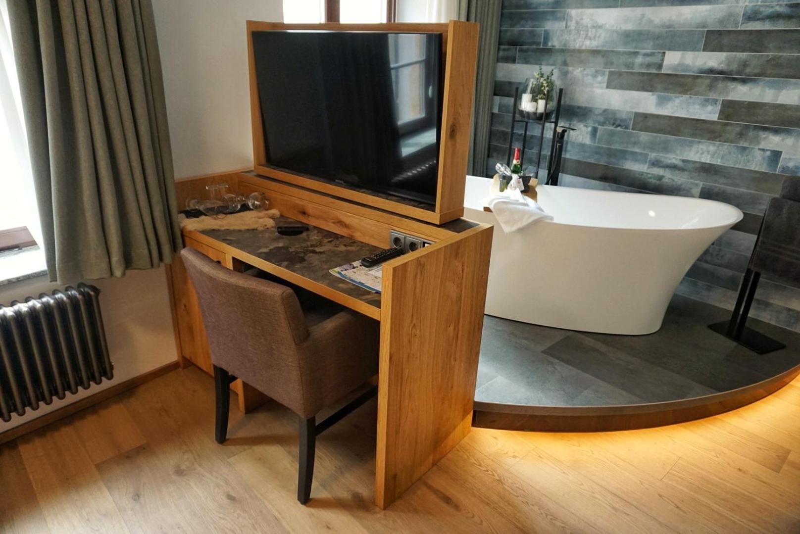 Deluxe Double Room with Bath - Photo 5