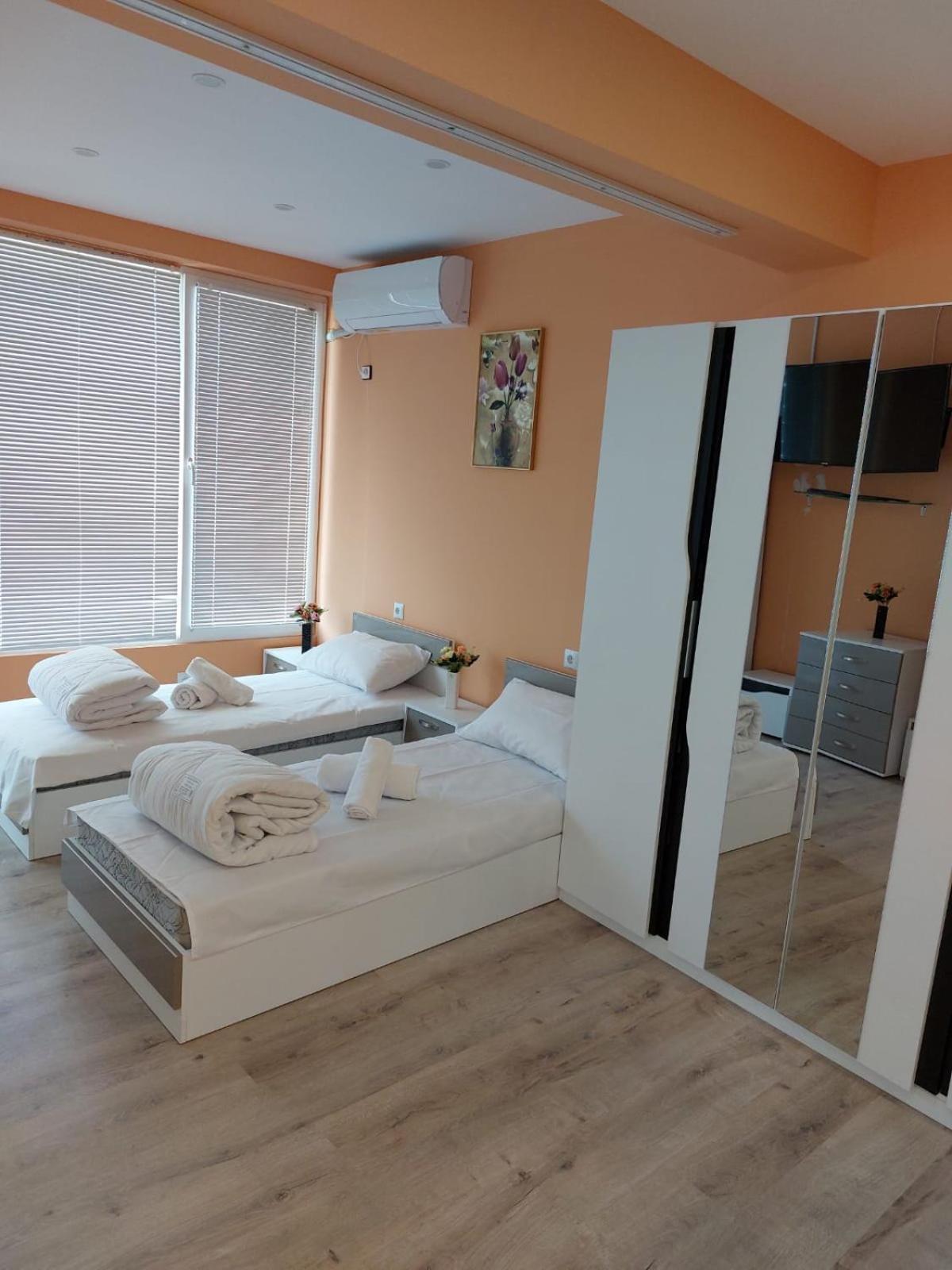Large Twin Room - Photo 1