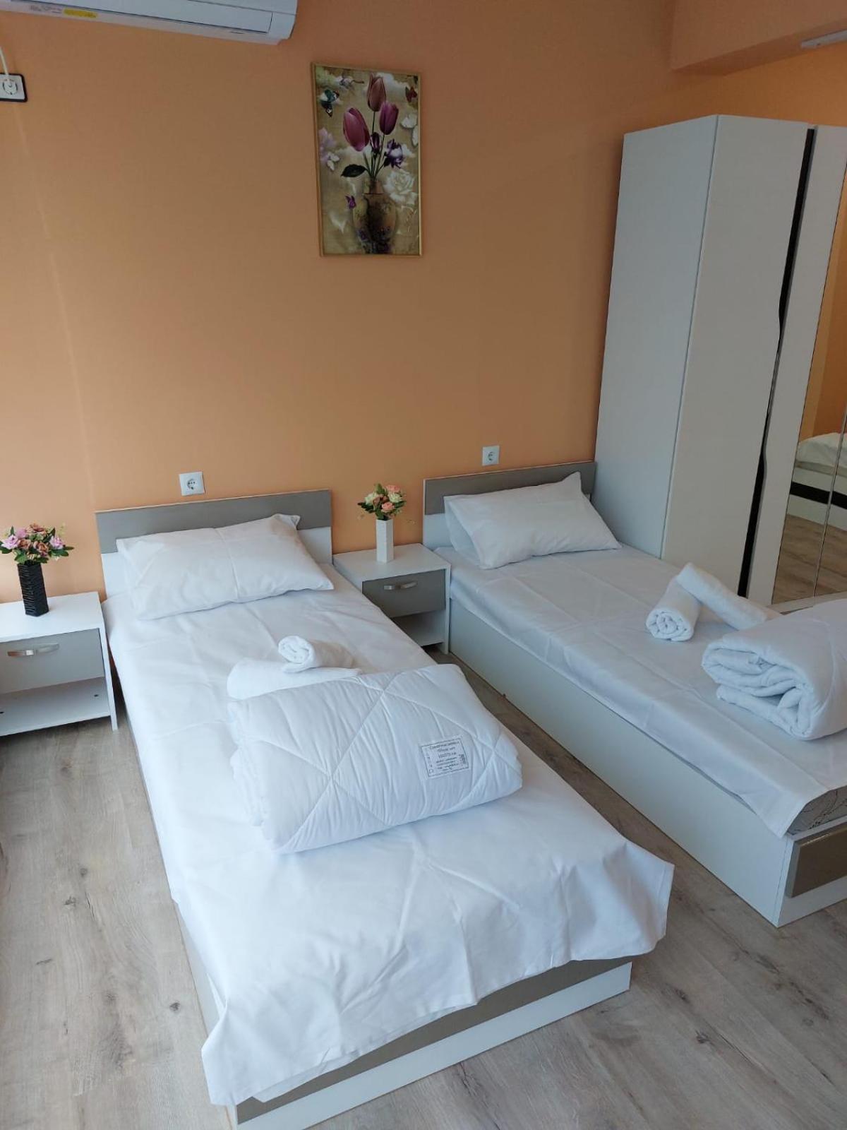 Large Twin Room - Photo 2