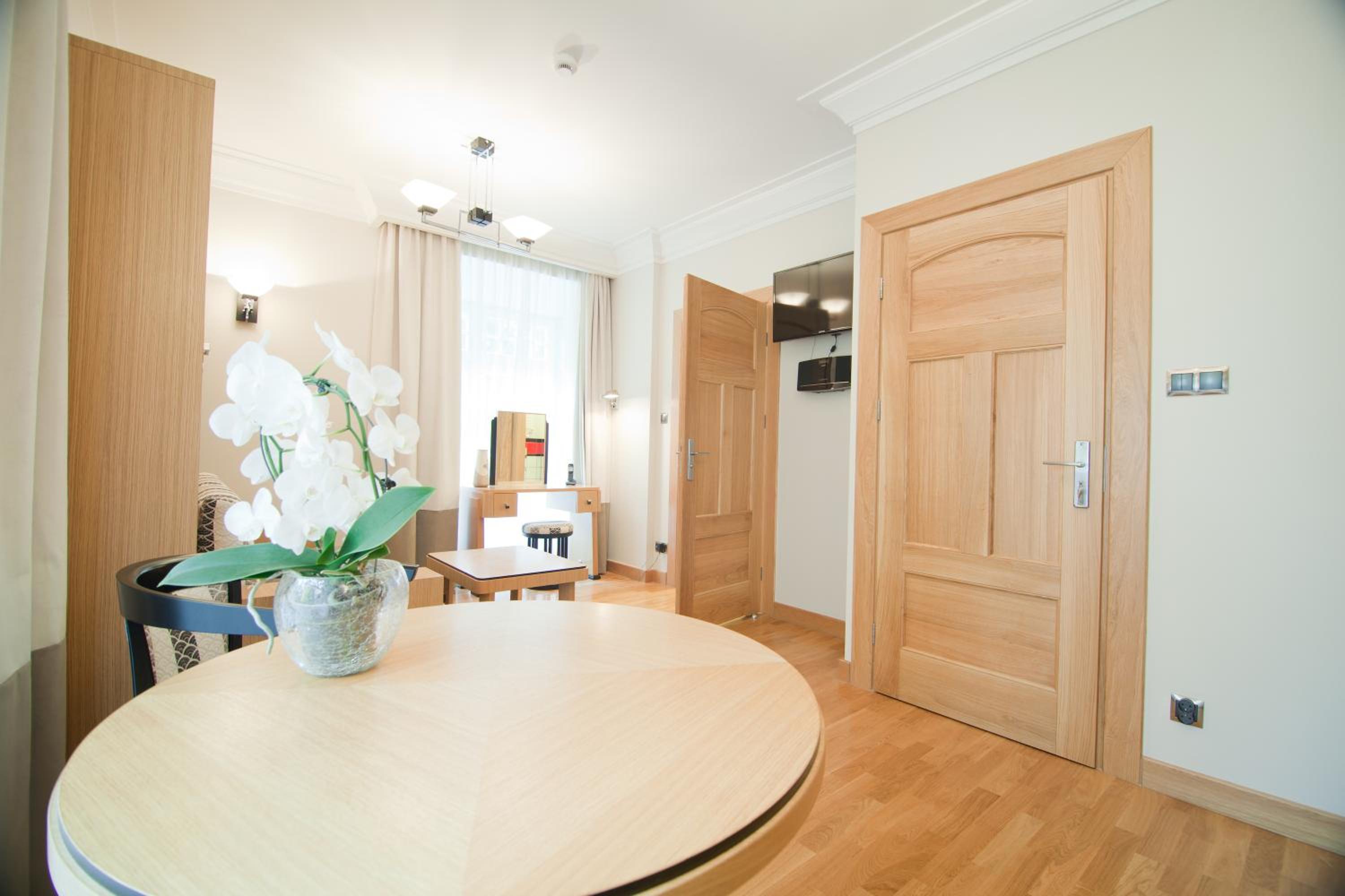 Suite - Photo 1